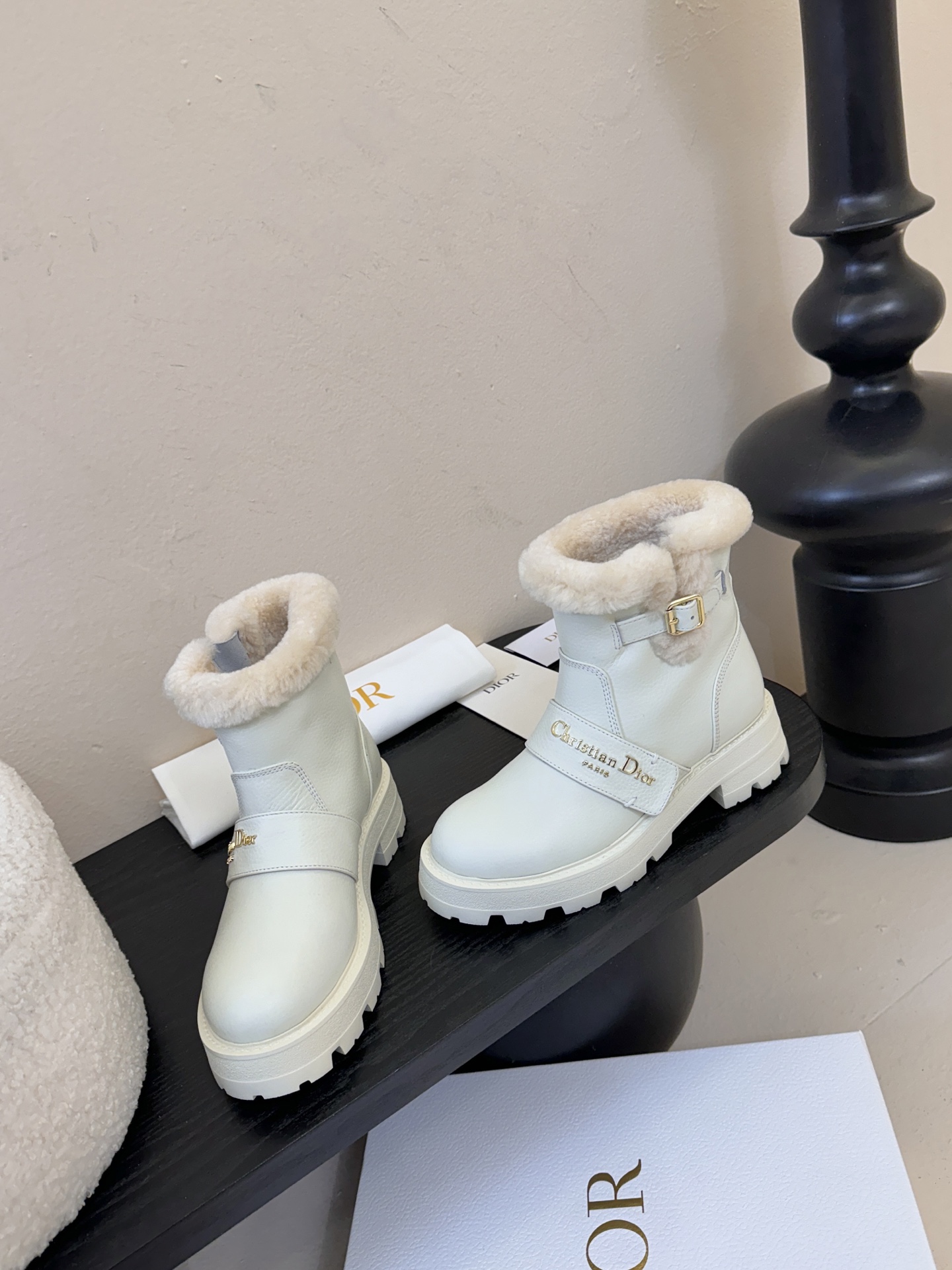 Dior 迪奥棉鞋雪地靴25全新休闲运动鞋‘以牛皮革和网眼织物制作，轻盈透气。侧边的CD字母非常有Dio