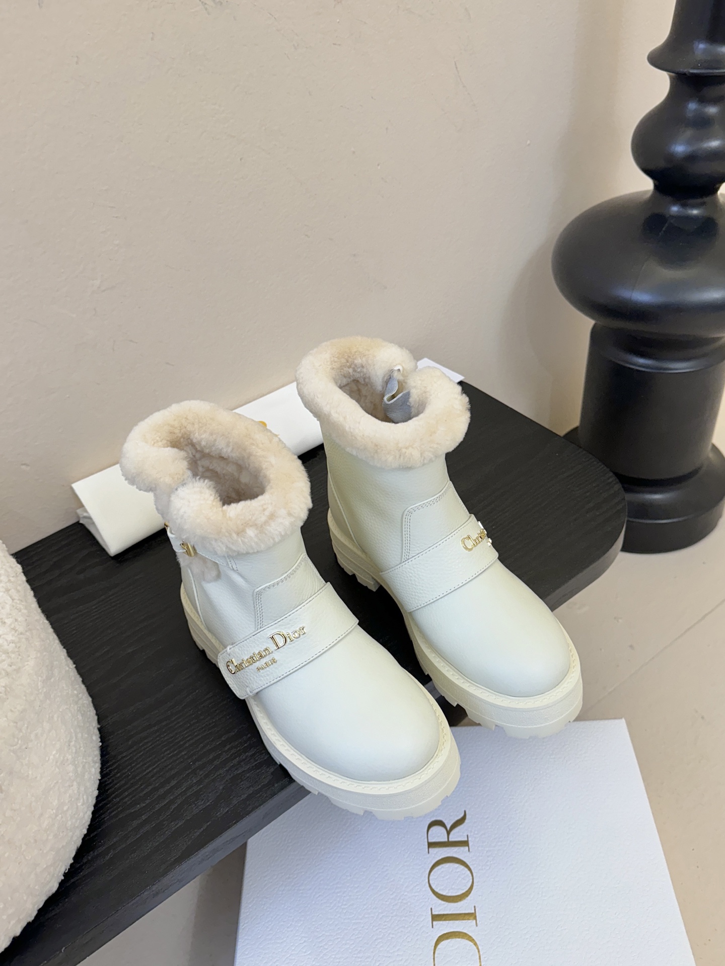 Dior 迪奥棉鞋雪地靴25全新休闲运动鞋‘以牛皮革和网眼织物制作，轻盈透气。侧边的CD字母非常有Dio