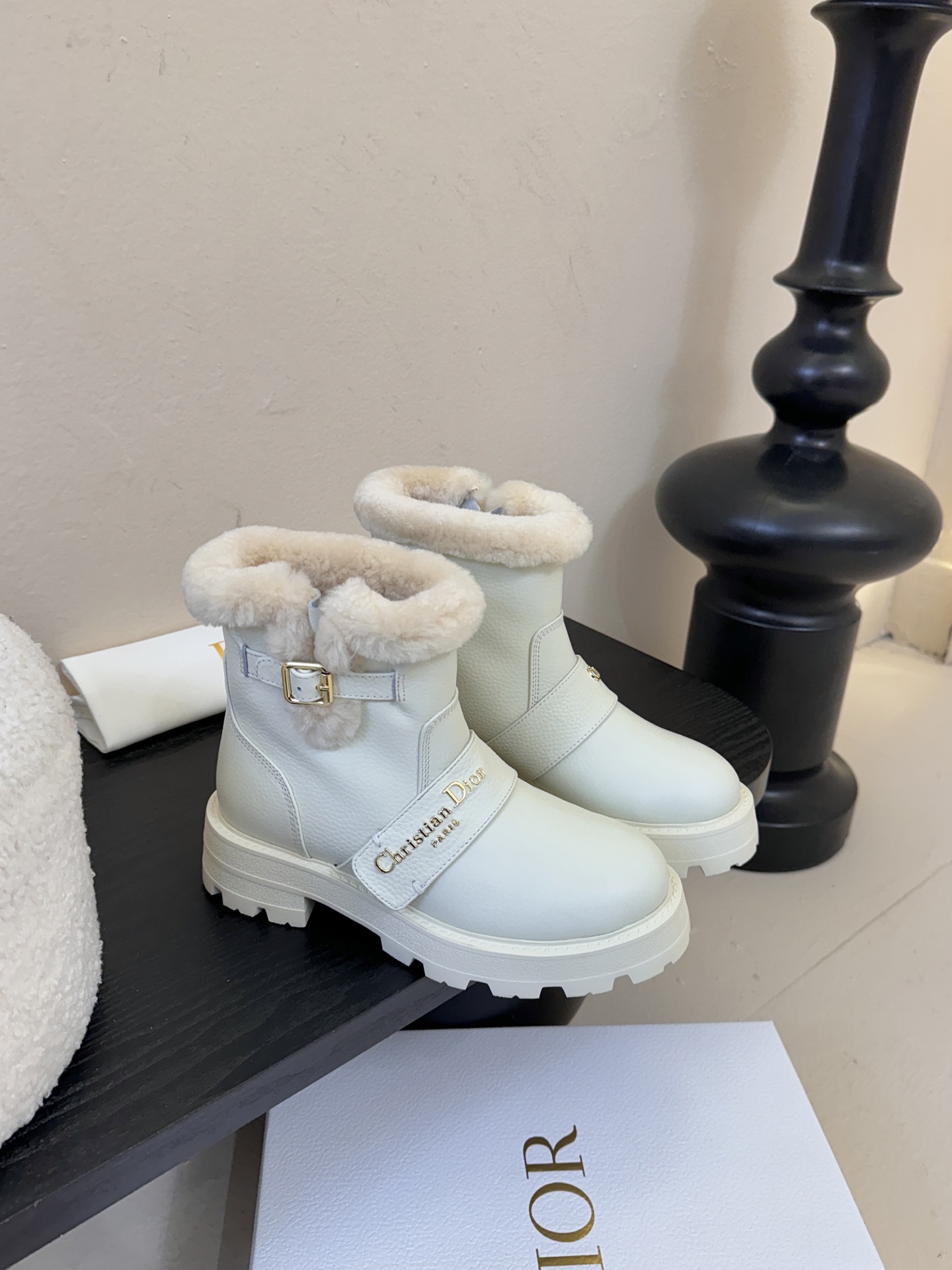 Dior 迪奥棉鞋雪地靴25全新休闲运动鞋‘以牛皮革和网眼织物制作，轻盈透气。侧边的CD字母非常有Dio