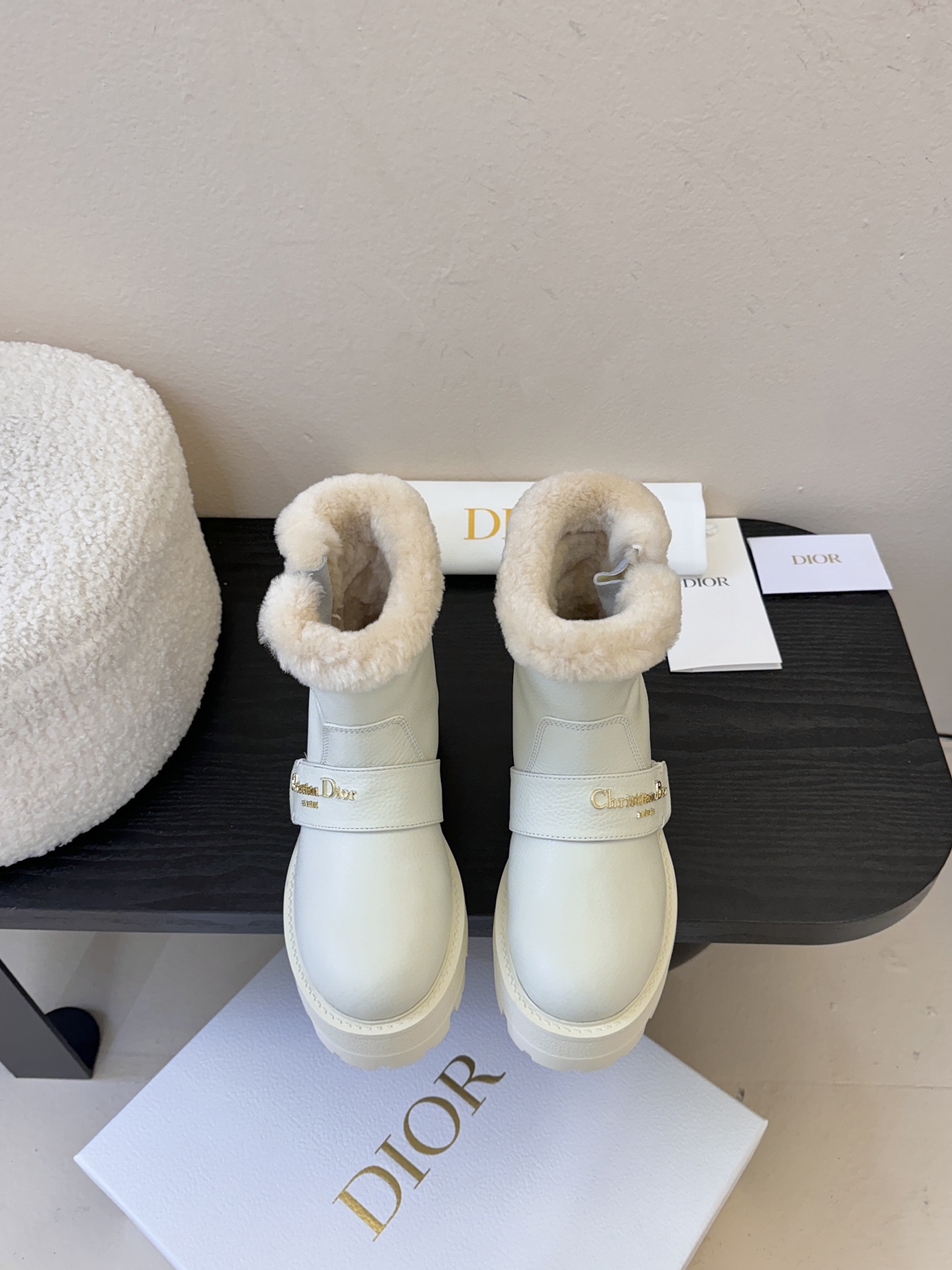 Dior 迪奥棉鞋雪地靴25全新休闲运动鞋‘以牛皮革和网眼织物制作，轻盈透气。侧边的CD字母非常有Dio