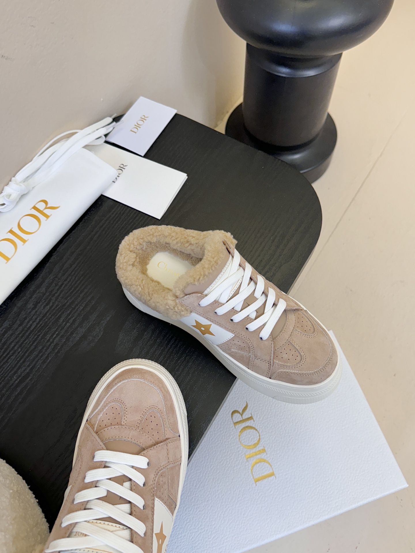 Dior 迪奥 25全新休闲运动鞋‘以牛皮革和网眼织物制作，轻盈透气。侧边的CD字母非常有Dior辩识度