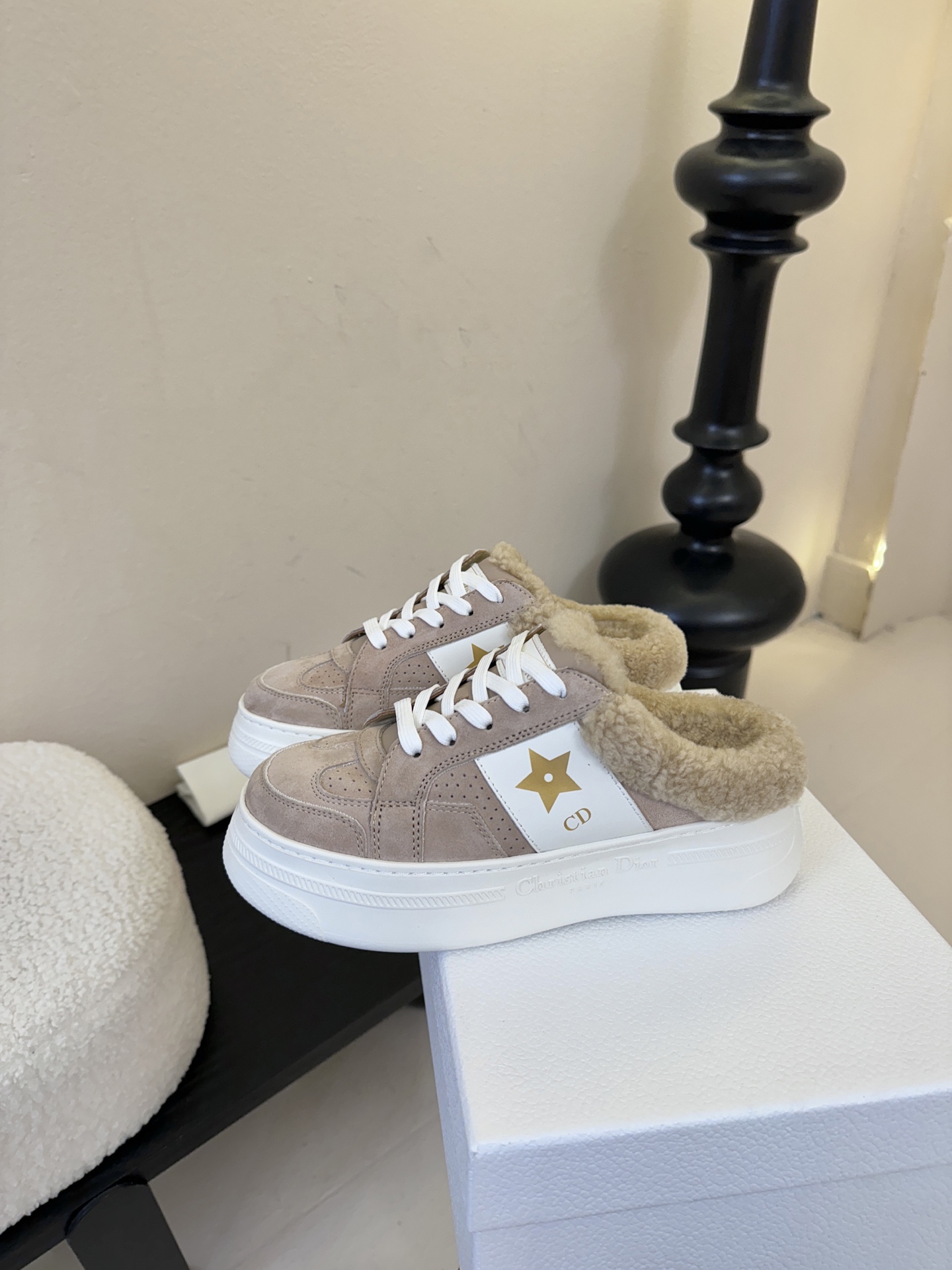 Dior 迪奥 25全新休闲运动鞋‘以牛皮革和网眼织物制作，轻盈透气。侧边的CD字母非常有Dior辩识度