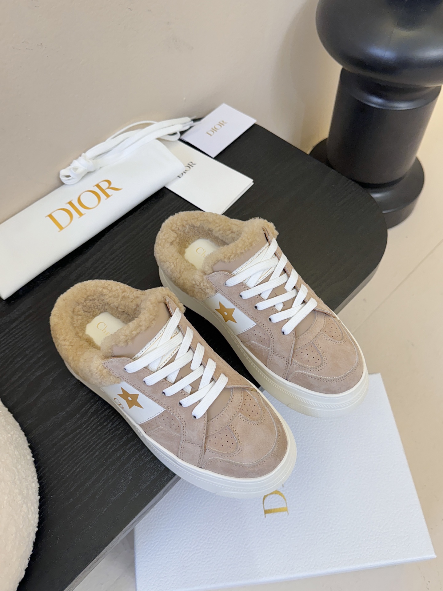 Dior 迪奥 25全新休闲运动鞋‘以牛皮革和网眼织物制作，轻盈透气。侧边的CD字母非常有Dior辩识度