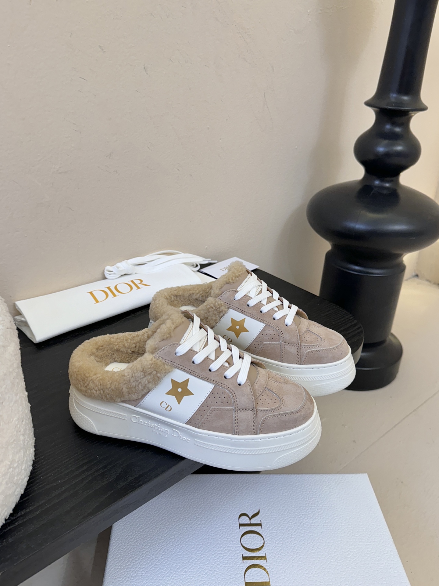 Dior 迪奥 25全新休闲运动鞋‘以牛皮革和网眼织物制作，轻盈透气。侧边的CD字母非常有Dior辩识度