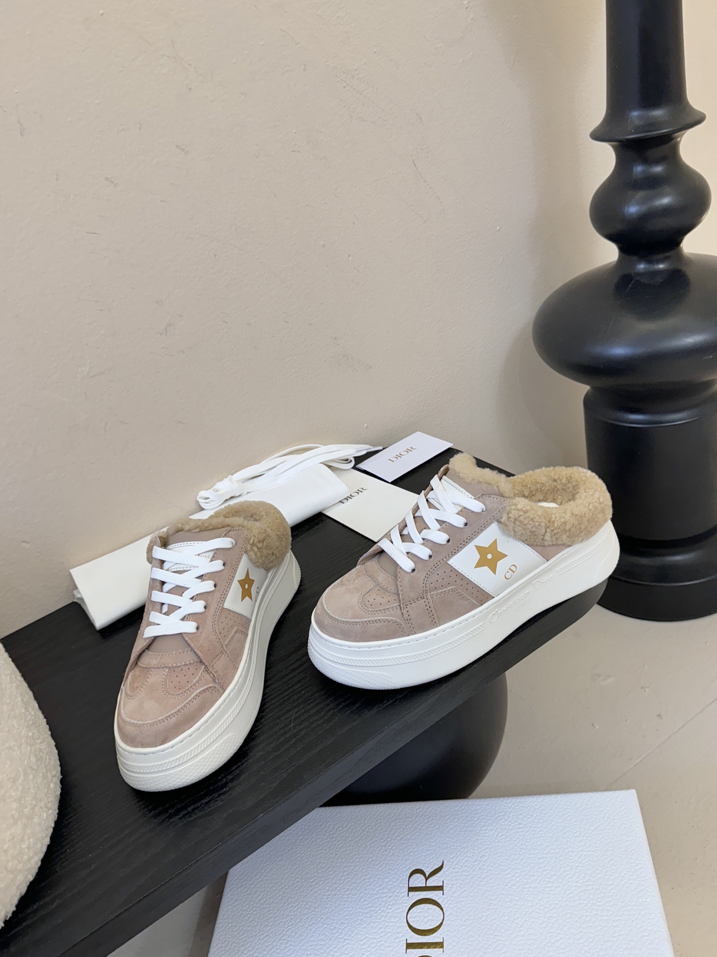 Dior 迪奥 25全新休闲运动鞋‘以牛皮革和网眼织物制作，轻盈透气。侧边的CD字母非常有Dior辩识度