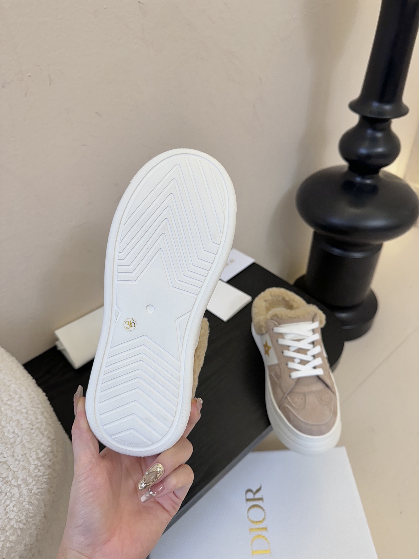 Dior 迪奥 25全新休闲运动鞋‘以牛皮革和网眼织物制作，轻盈透气。侧边的CD字母非常有Dior辩识度