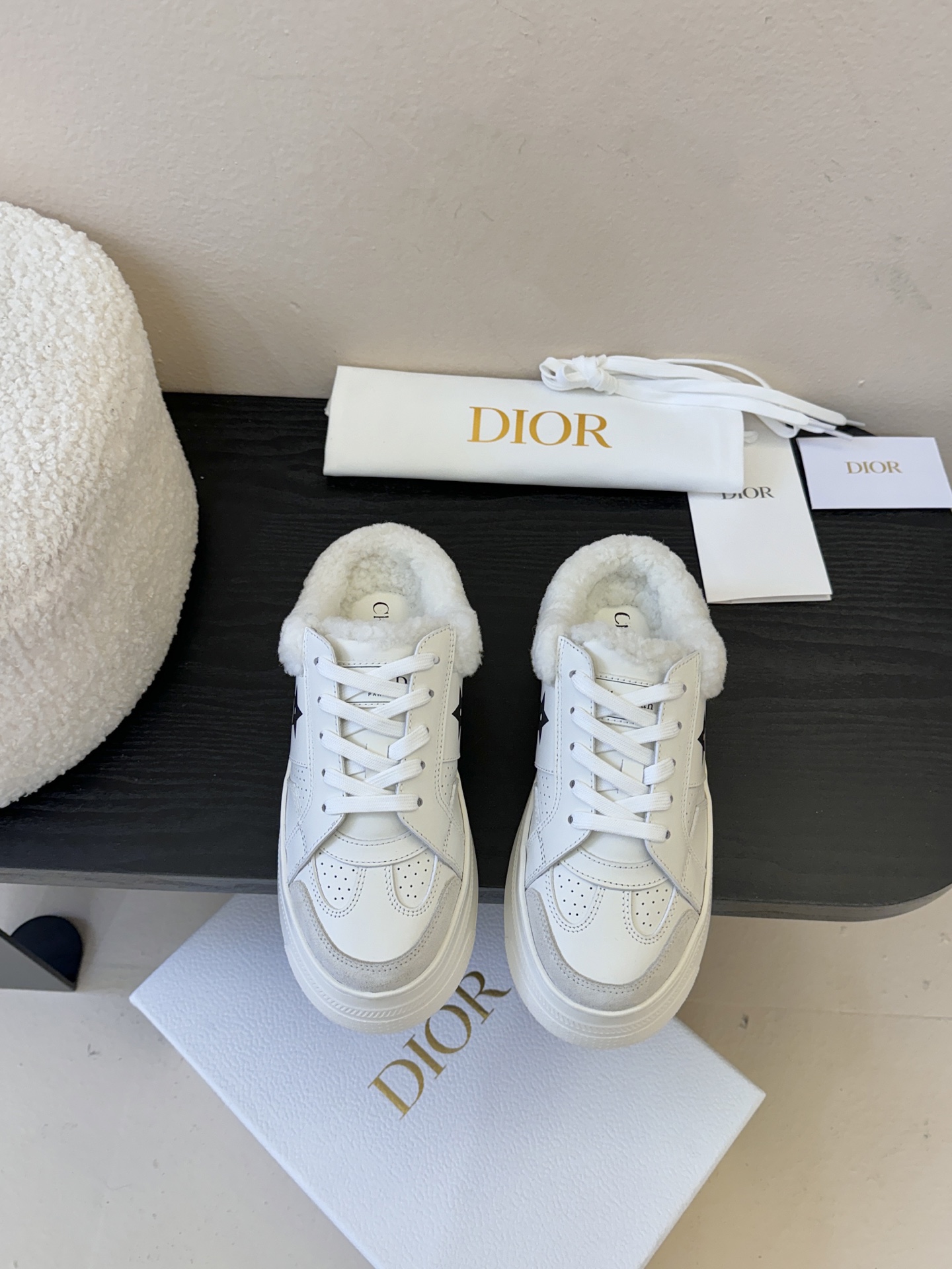 Dior 迪奥 25全新休闲运动鞋‘以牛皮革和网眼织物制作，轻盈透气。侧边的CD字母非常有Dior辩识度