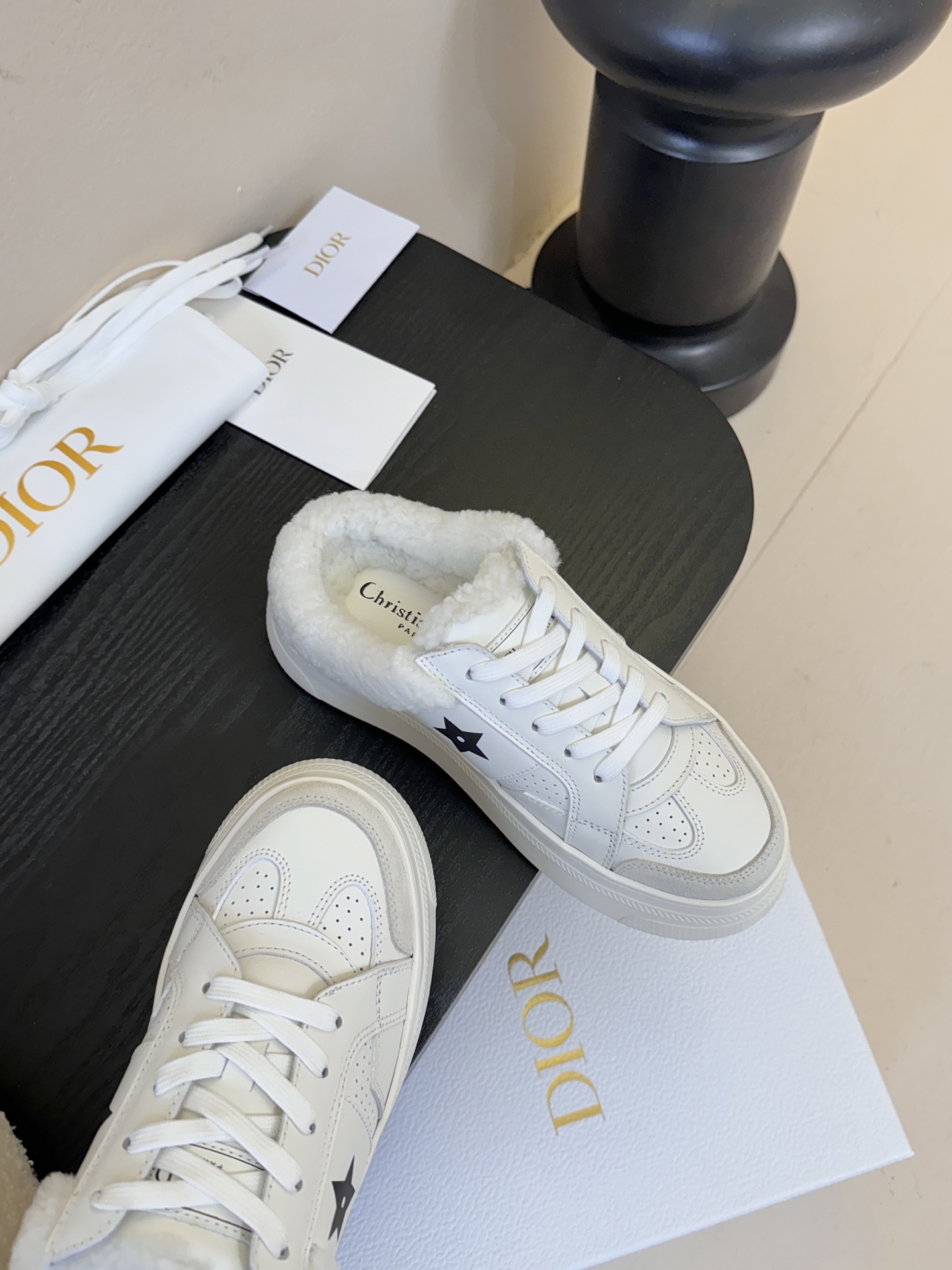 Dior 迪奥 25全新休闲运动鞋‘以牛皮革和网眼织物制作，轻盈透气。侧边的CD字母非常有Dior辩识度