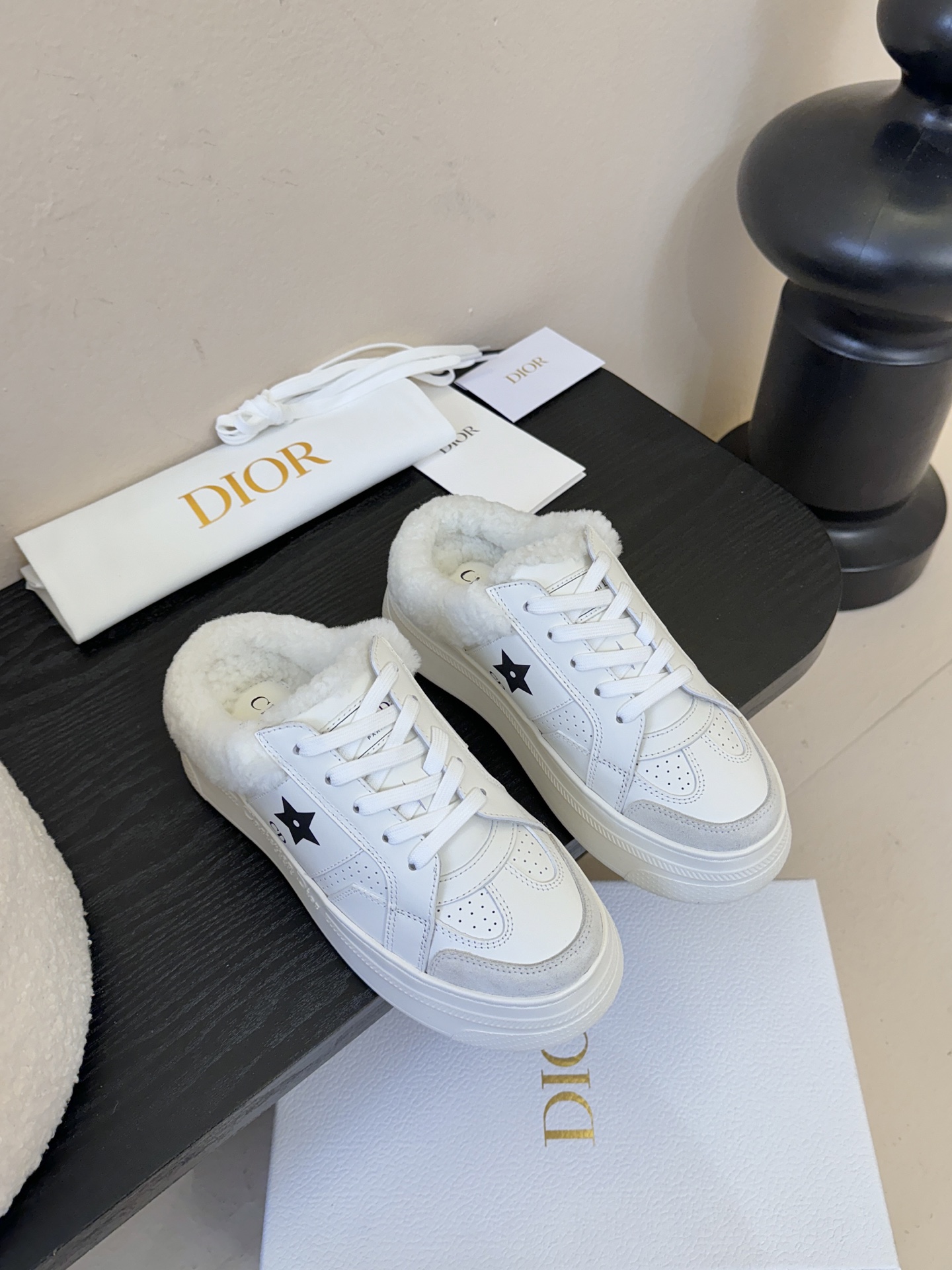 Dior 迪奥 25全新休闲运动鞋‘以牛皮革和网眼织物制作，轻盈透气。侧边的CD字母非常有Dior辩识度