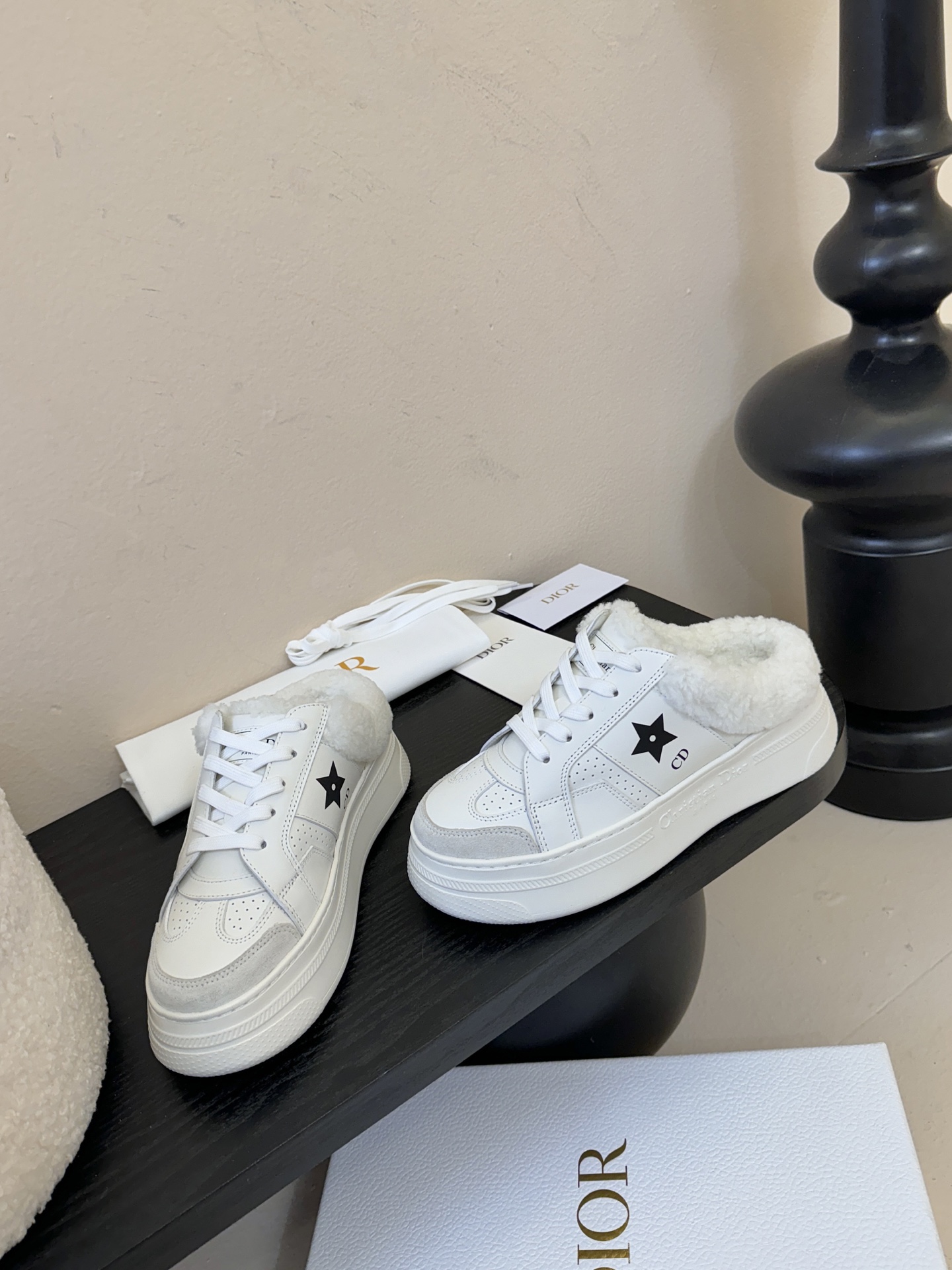 Dior 迪奥 25全新休闲运动鞋‘以牛皮革和网眼织物制作，轻盈透气。侧边的CD字母非常有Dior辩识度