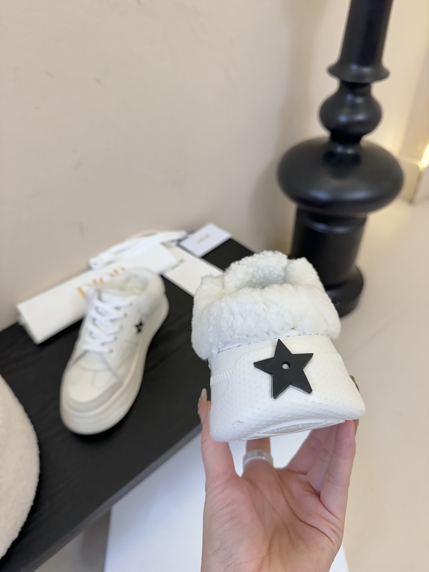 Dior 迪奥 25全新休闲运动鞋‘以牛皮革和网眼织物制作，轻盈透气。侧边的CD字母非常有Dior辩识度