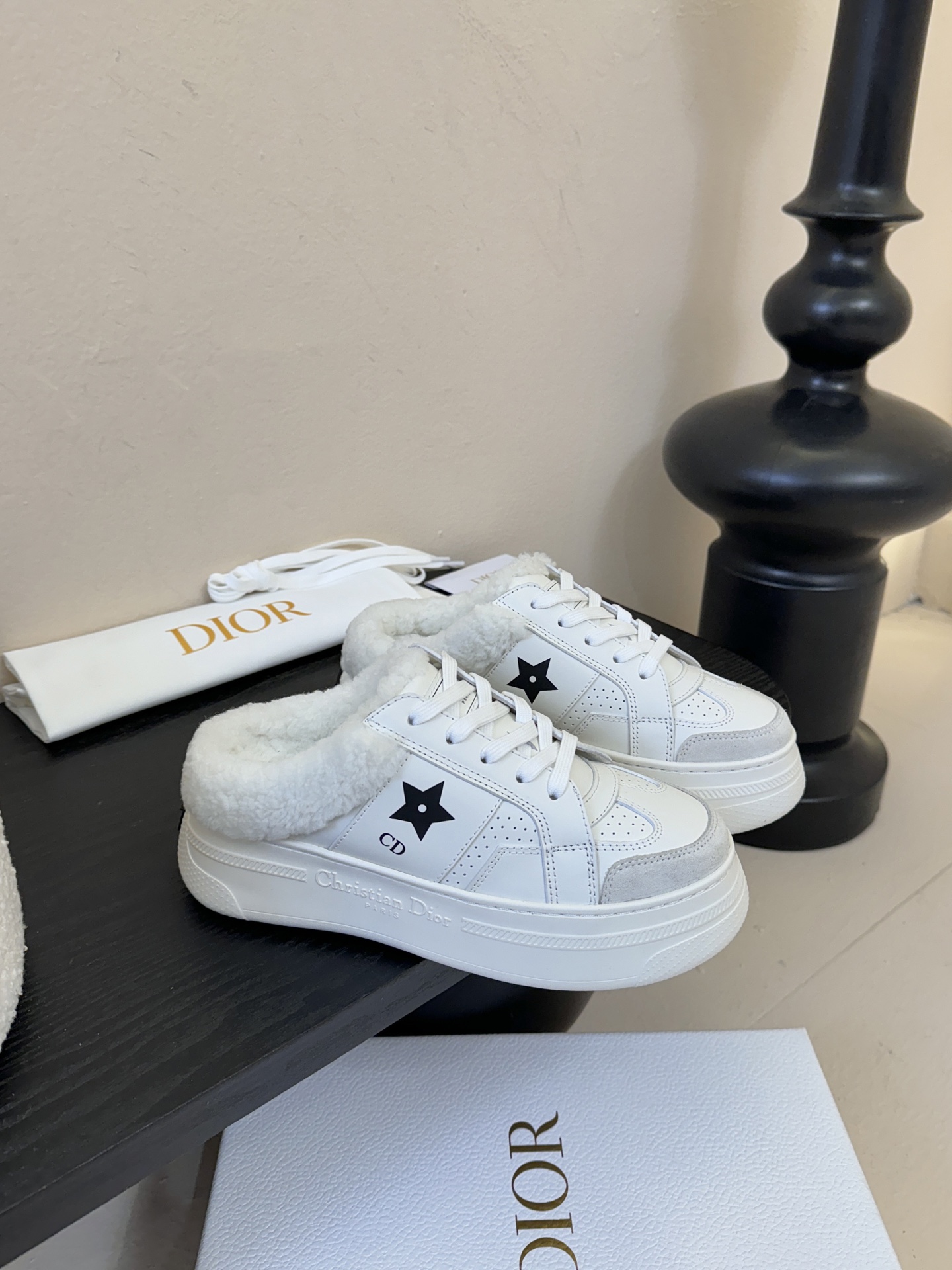 Dior 迪奥 25全新休闲运动鞋‘以牛皮革和网眼织物制作，轻盈透气。侧边的CD字母非常有Dior辩识度