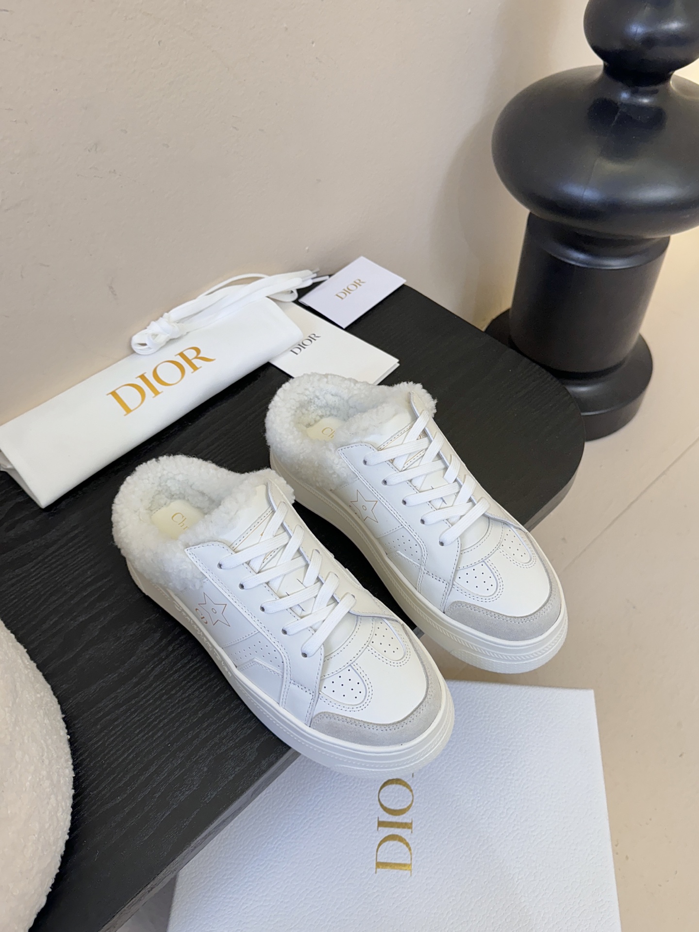 Dior 迪奥 25全新休闲运动鞋‘以牛皮革和网眼织物制作，轻盈透气。侧边的CD字母非常有Dior辩识度