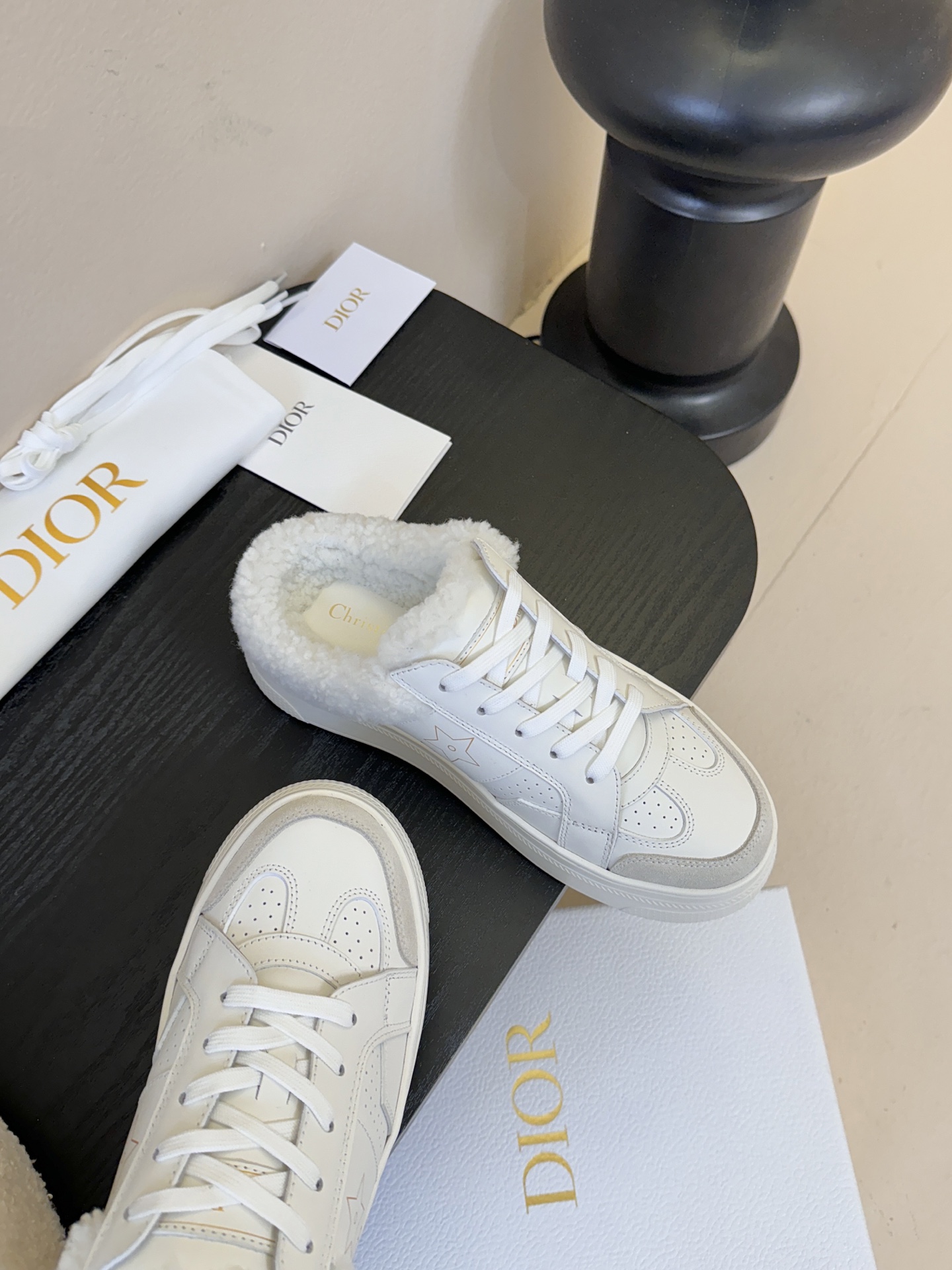 Dior 迪奥 25全新休闲运动鞋‘以牛皮革和网眼织物制作，轻盈透气。侧边的CD字母非常有Dior辩识度