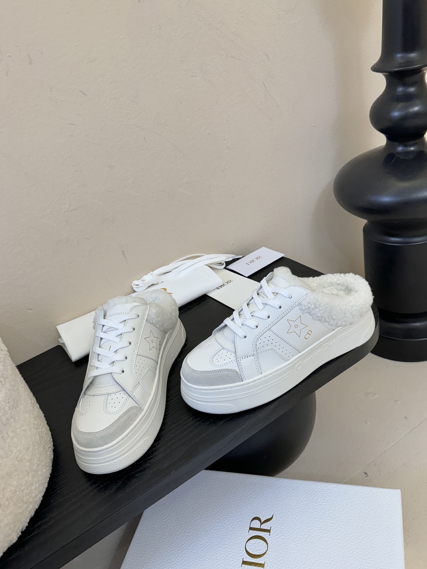 Dior 迪奥 25全新休闲运动鞋‘以牛皮革和网眼织物制作，轻盈透气。侧边的CD字母非常有Dior辩识度