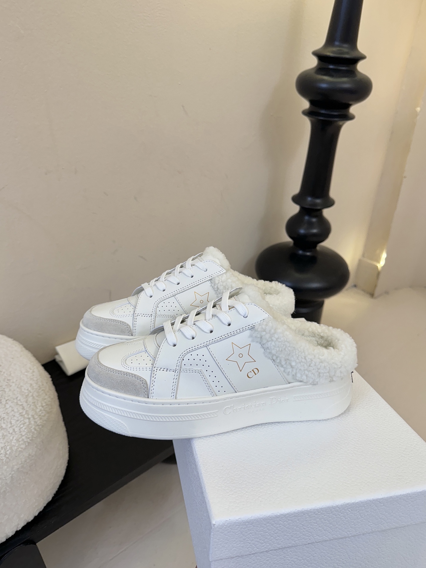 Dior 迪奥 25全新休闲运动鞋‘以牛皮革和网眼织物制作，轻盈透气。侧边的CD字母非常有Dior辩识度