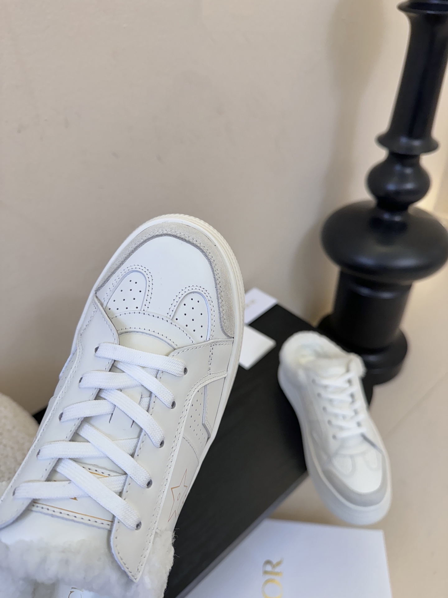 Dior 迪奥 25全新休闲运动鞋‘以牛皮革和网眼织物制作，轻盈透气。侧边的CD字母非常有Dior辩识度