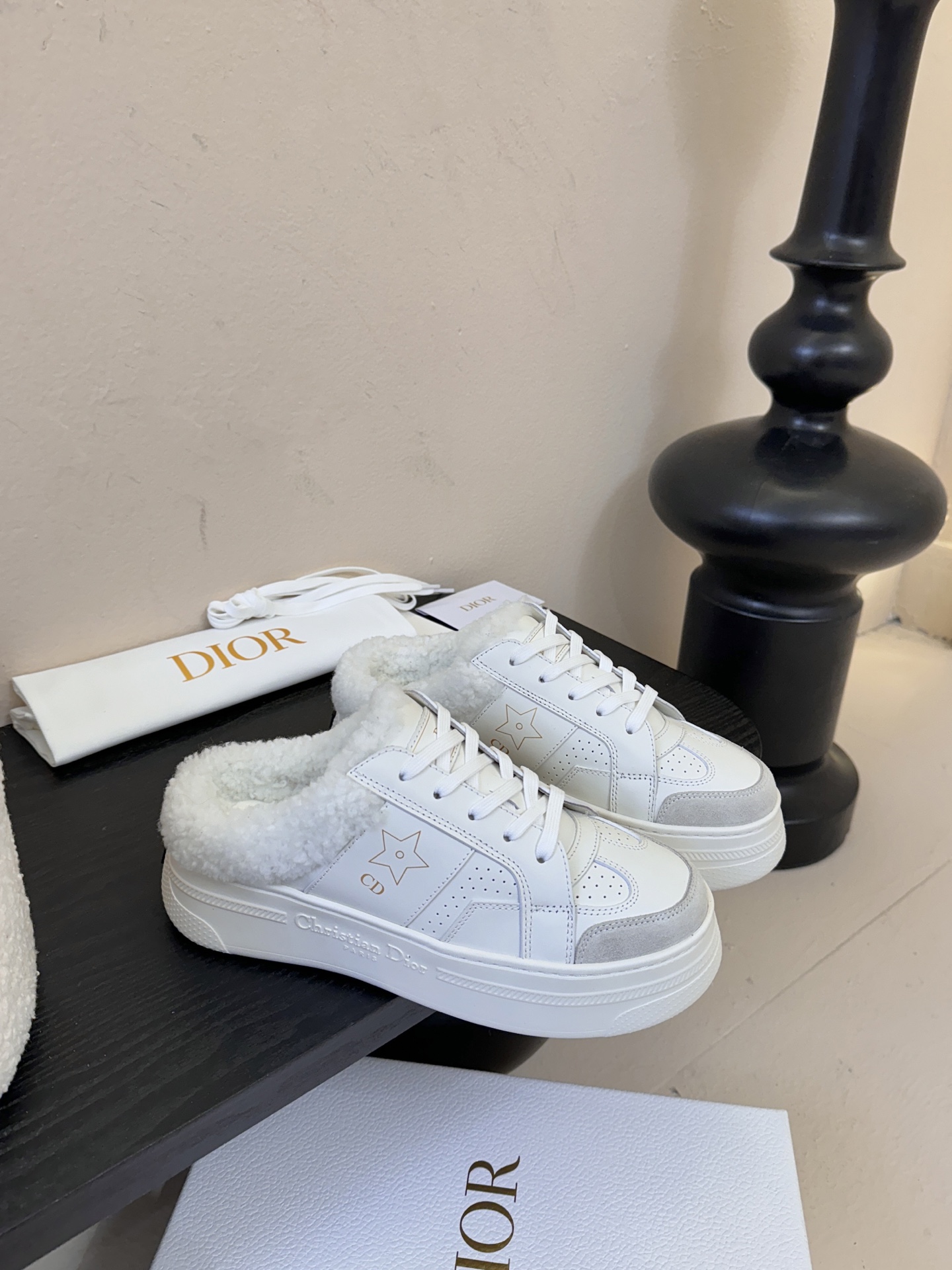 Dior 迪奥 25全新休闲运动鞋‘以牛皮革和网眼织物制作，轻盈透气。侧边的CD字母非常有Dior辩识度