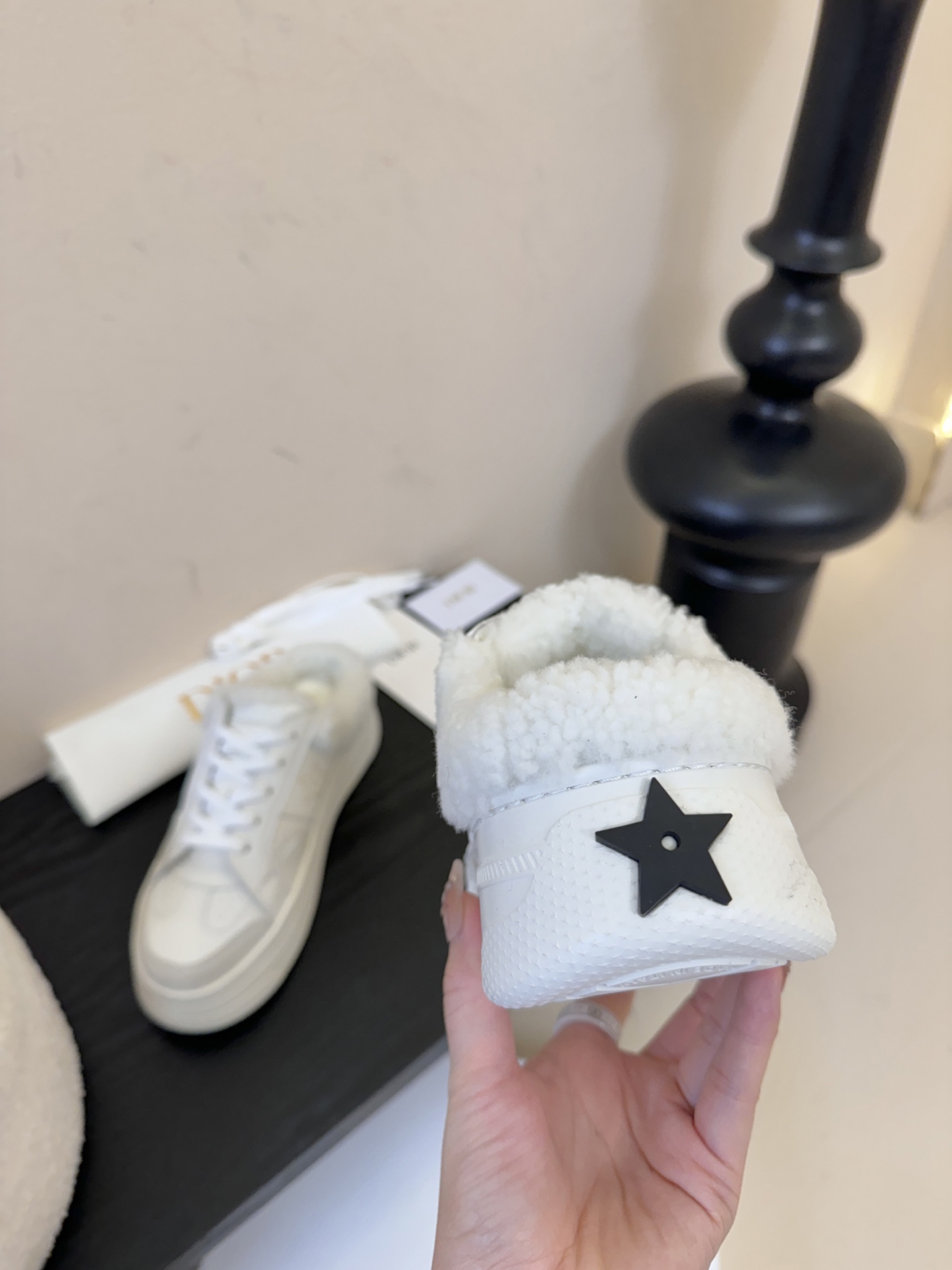 Dior 迪奥 25全新休闲运动鞋‘以牛皮革和网眼织物制作，轻盈透气。侧边的CD字母非常有Dior辩识度