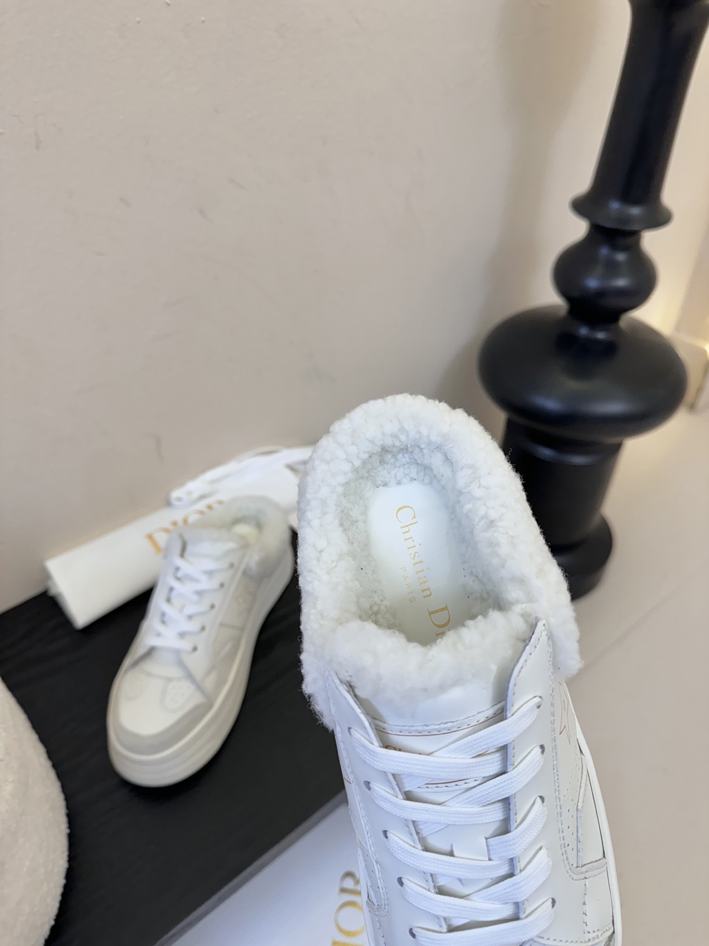 Dior 迪奥 25全新休闲运动鞋‘以牛皮革和网眼织物制作，轻盈透气。侧边的CD字母非常有Dior辩识度