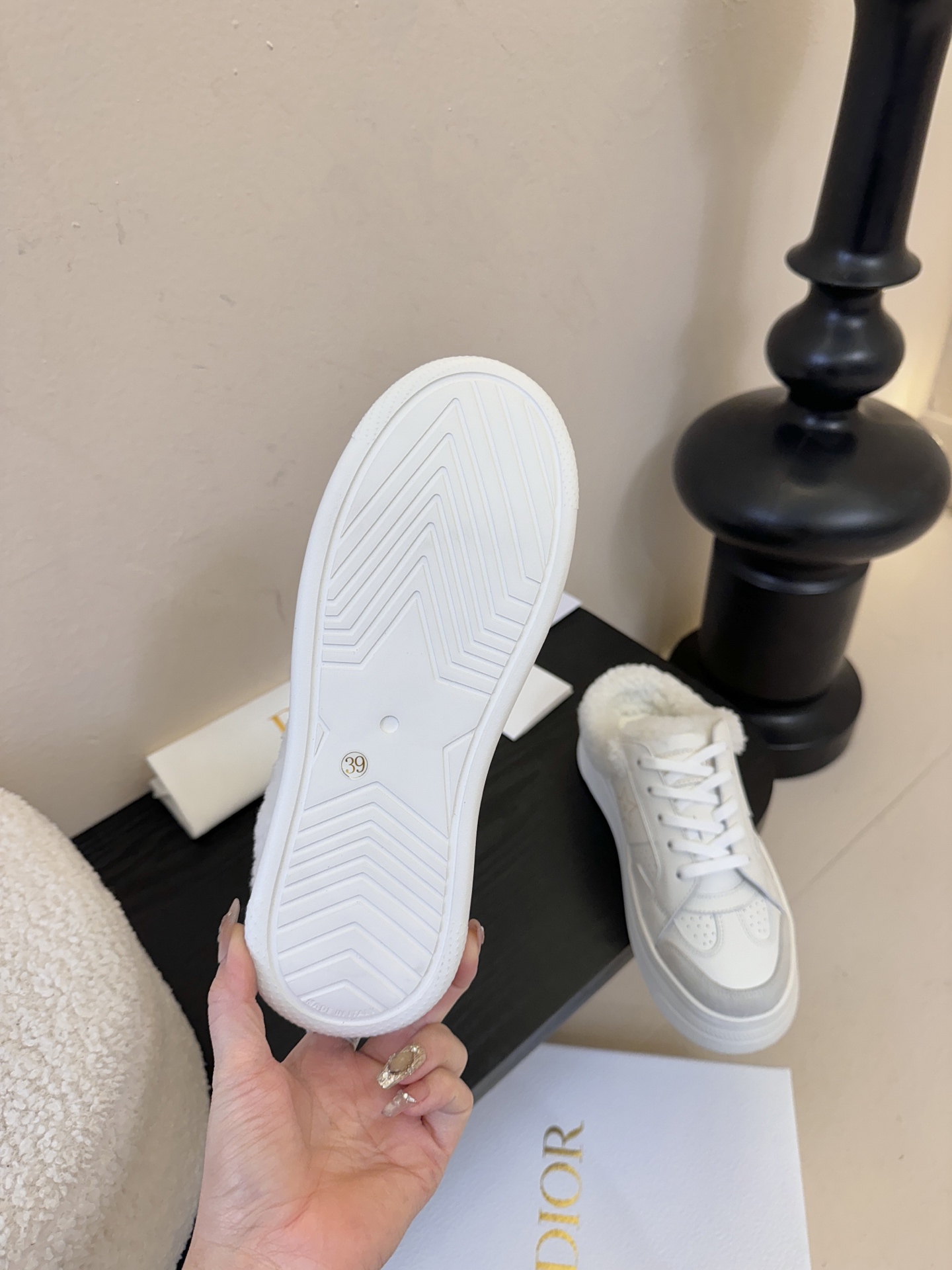 Dior 迪奥 25全新休闲运动鞋‘以牛皮革和网眼织物制作，轻盈透气。侧边的CD字母非常有Dior辩识度