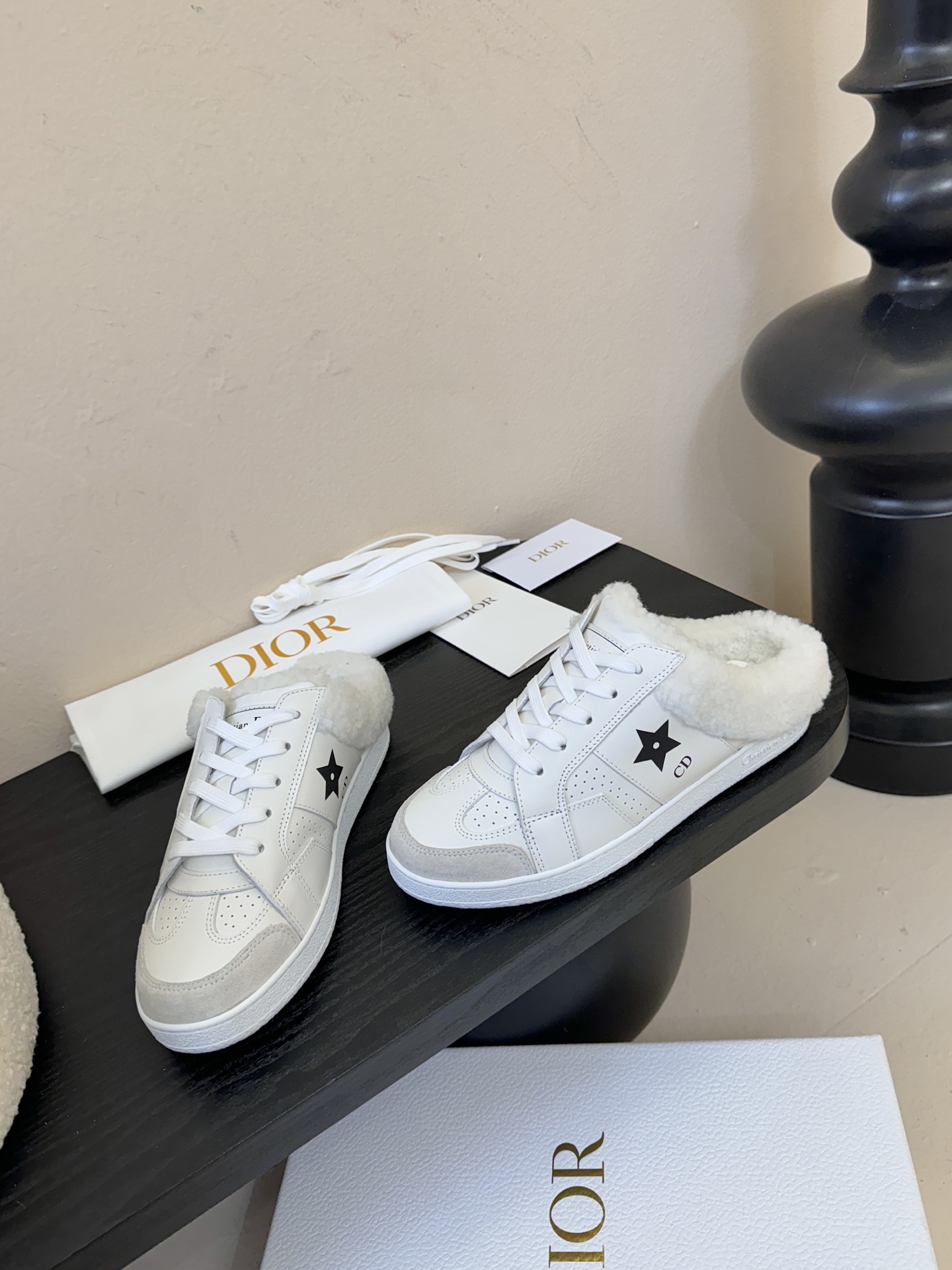 Dior 迪奥 25全新休闲运动鞋‘以牛皮革和网眼织物制作，轻盈透气。侧边的CD字母非常有Dior辩识度