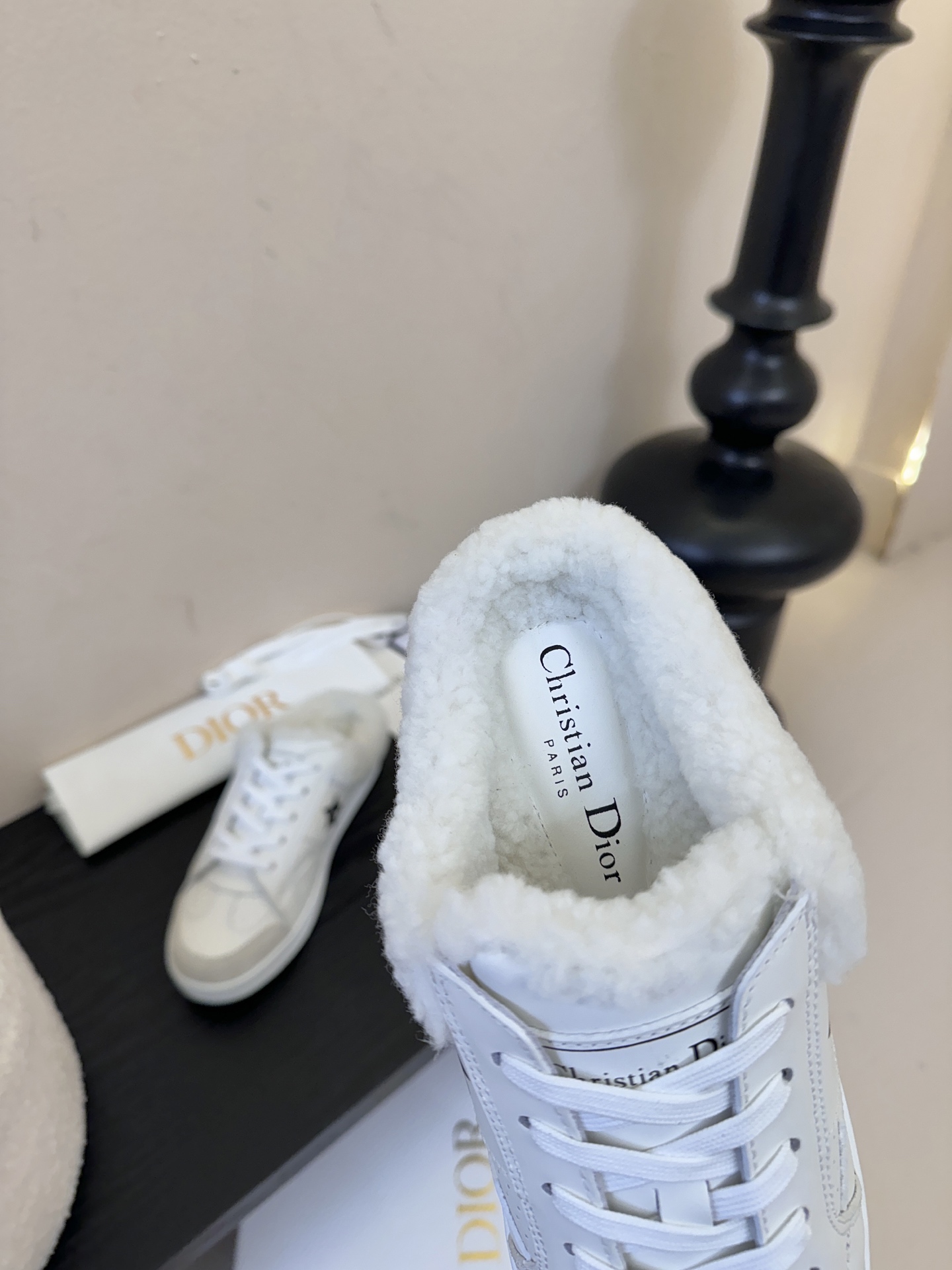 Dior 迪奥 25全新休闲运动鞋‘以牛皮革和网眼织物制作，轻盈透气。侧边的CD字母非常有Dior辩识度