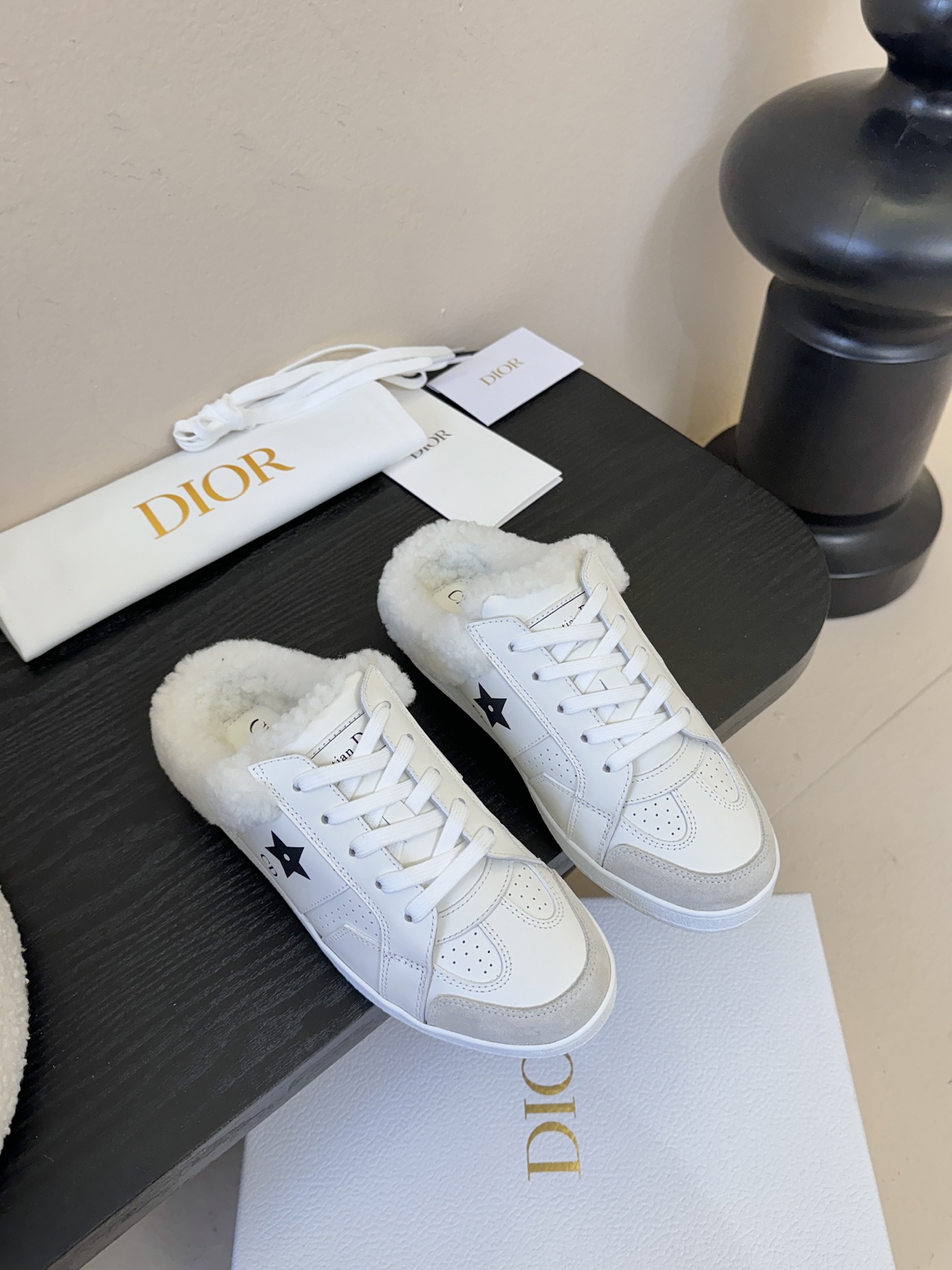 Dior 迪奥 25全新休闲运动鞋‘以牛皮革和网眼织物制作，轻盈透气。侧边的CD字母非常有Dior辩识度