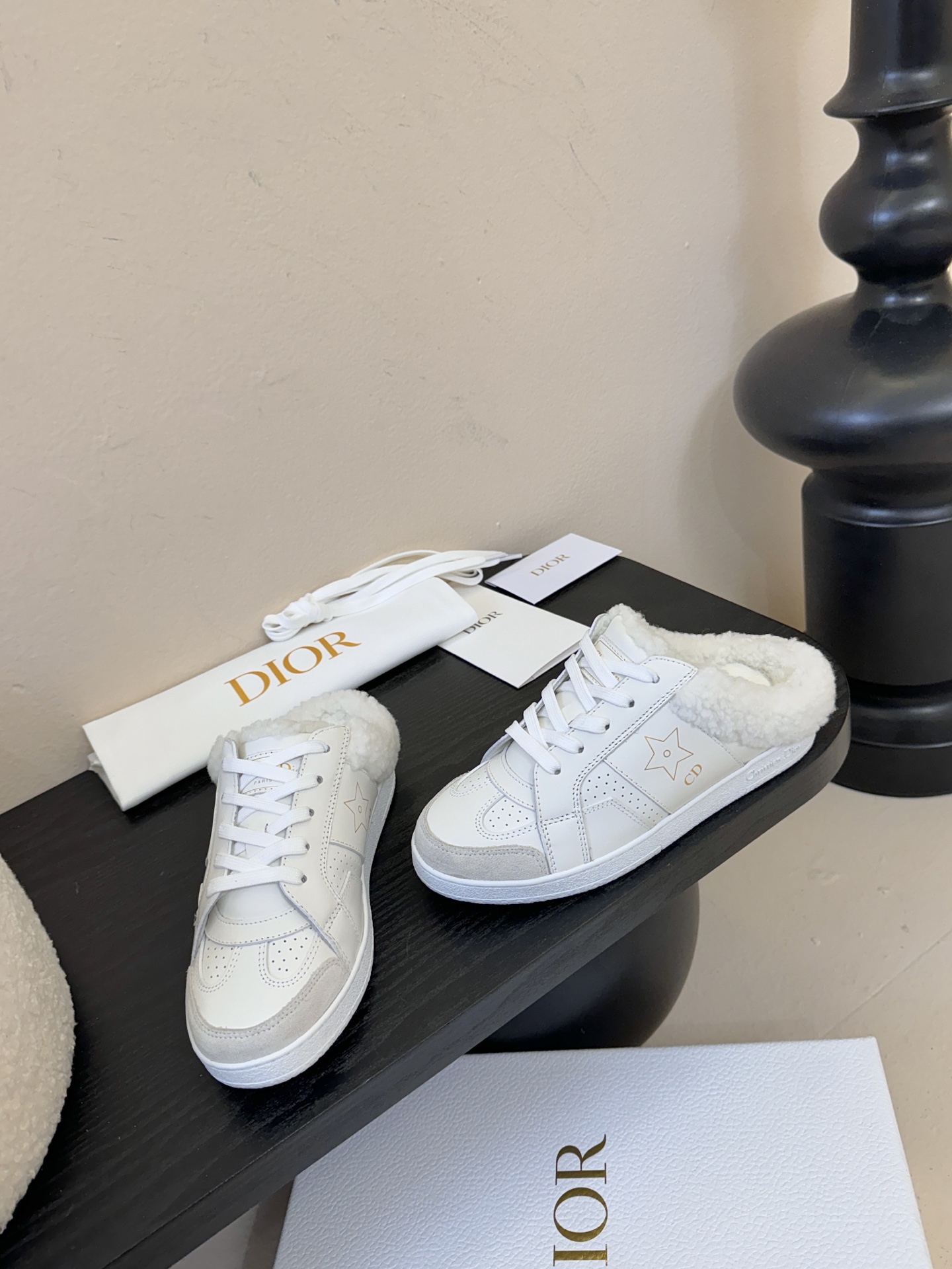 Dior 迪奥 25全新休闲运动鞋‘以牛皮革和网眼织物制作，轻盈透气。侧边的CD字母非常有Dior辩识度