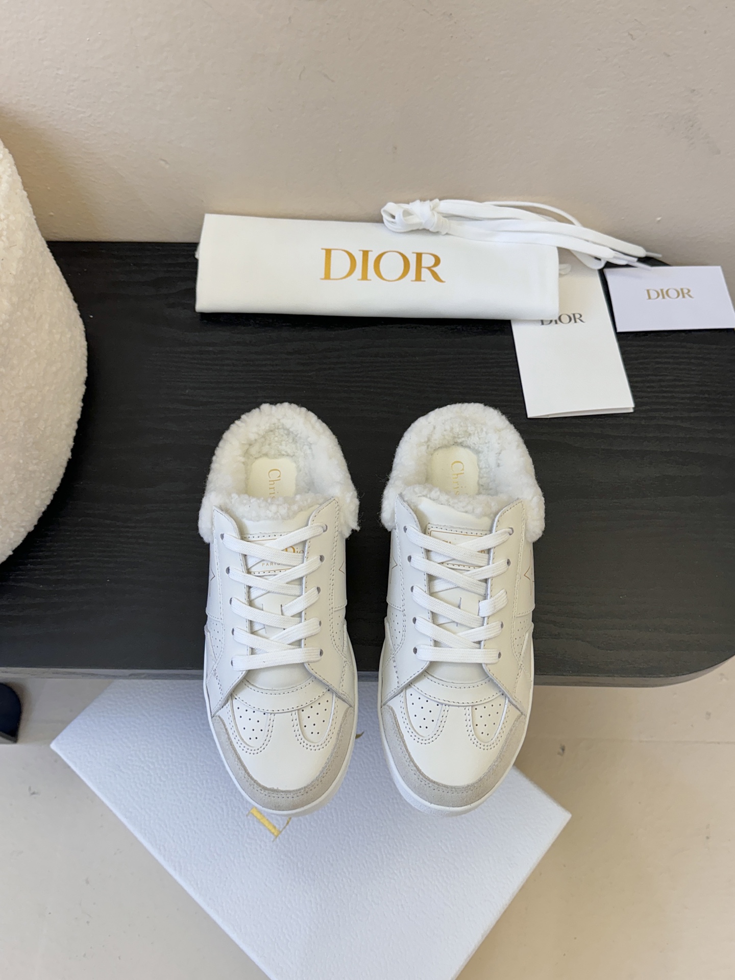 Dior 迪奥 25全新休闲运动鞋‘以牛皮革和网眼织物制作，轻盈透气。侧边的CD字母非常有Dior辩识度