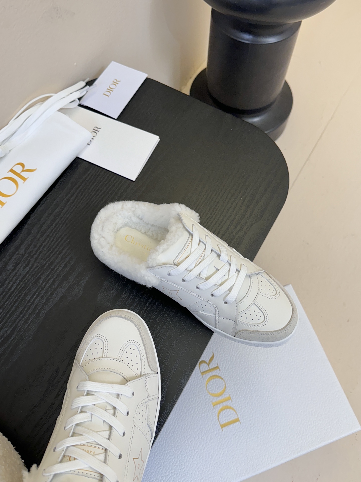 Dior 迪奥 25全新休闲运动鞋‘以牛皮革和网眼织物制作，轻盈透气。侧边的CD字母非常有Dior辩识度