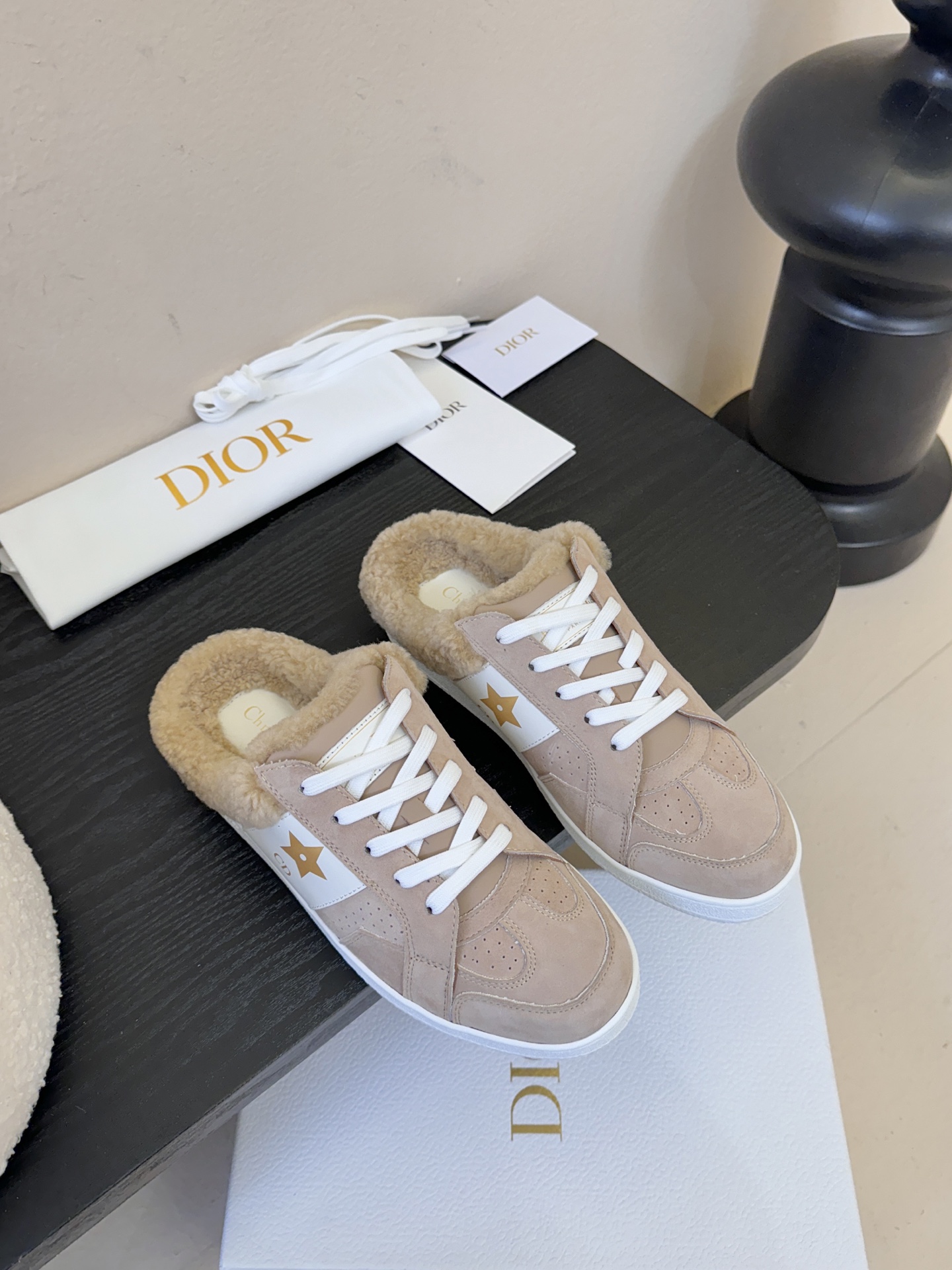 Dior 迪奥 25全新休闲运动鞋‘以牛皮革和网眼织物制作，轻盈透气。侧边的CD字母非常有Dior辩识度