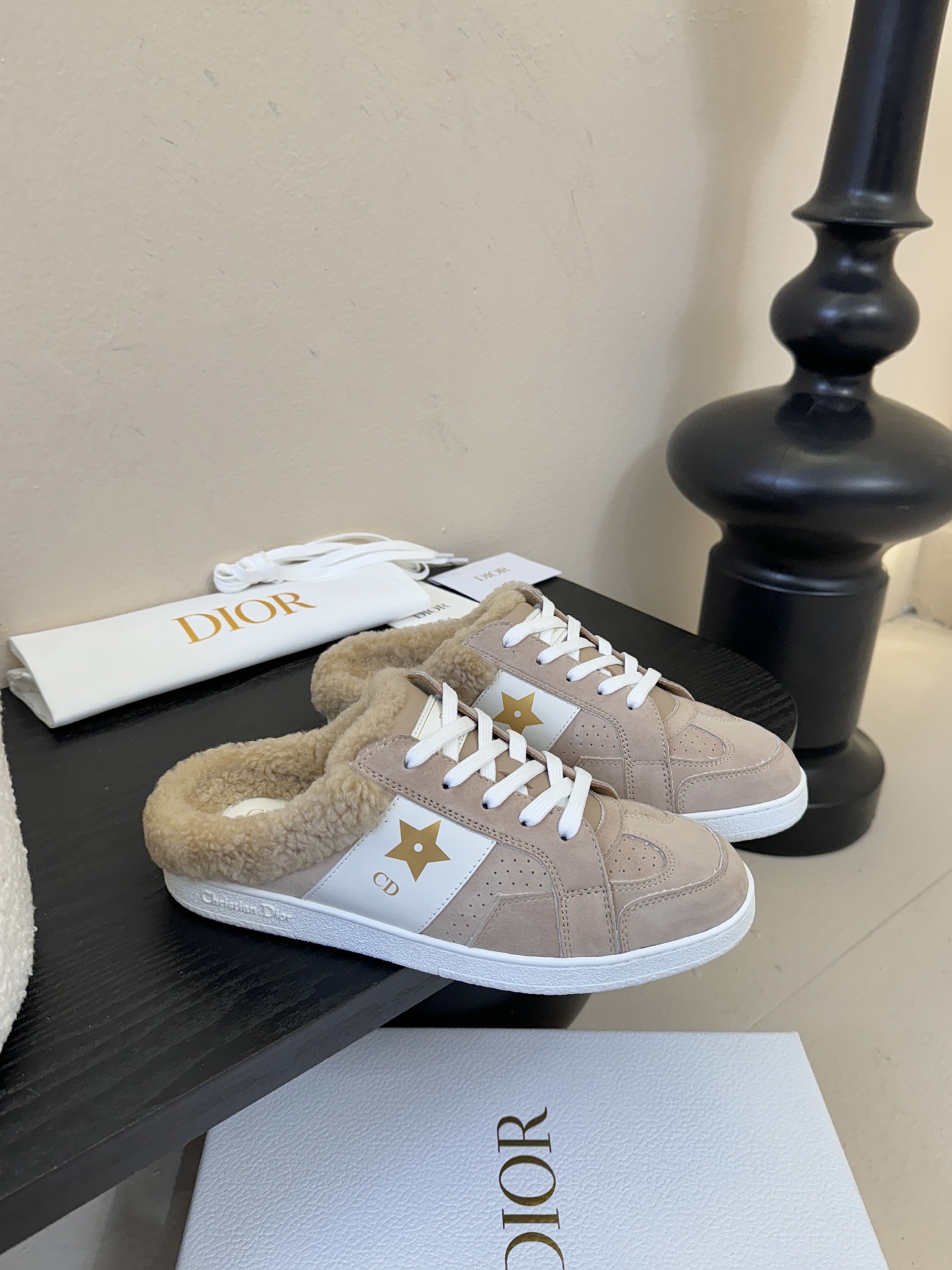 Dior 迪奥 25全新休闲运动鞋‘以牛皮革和网眼织物制作，轻盈透气。侧边的CD字母非常有Dior辩识度