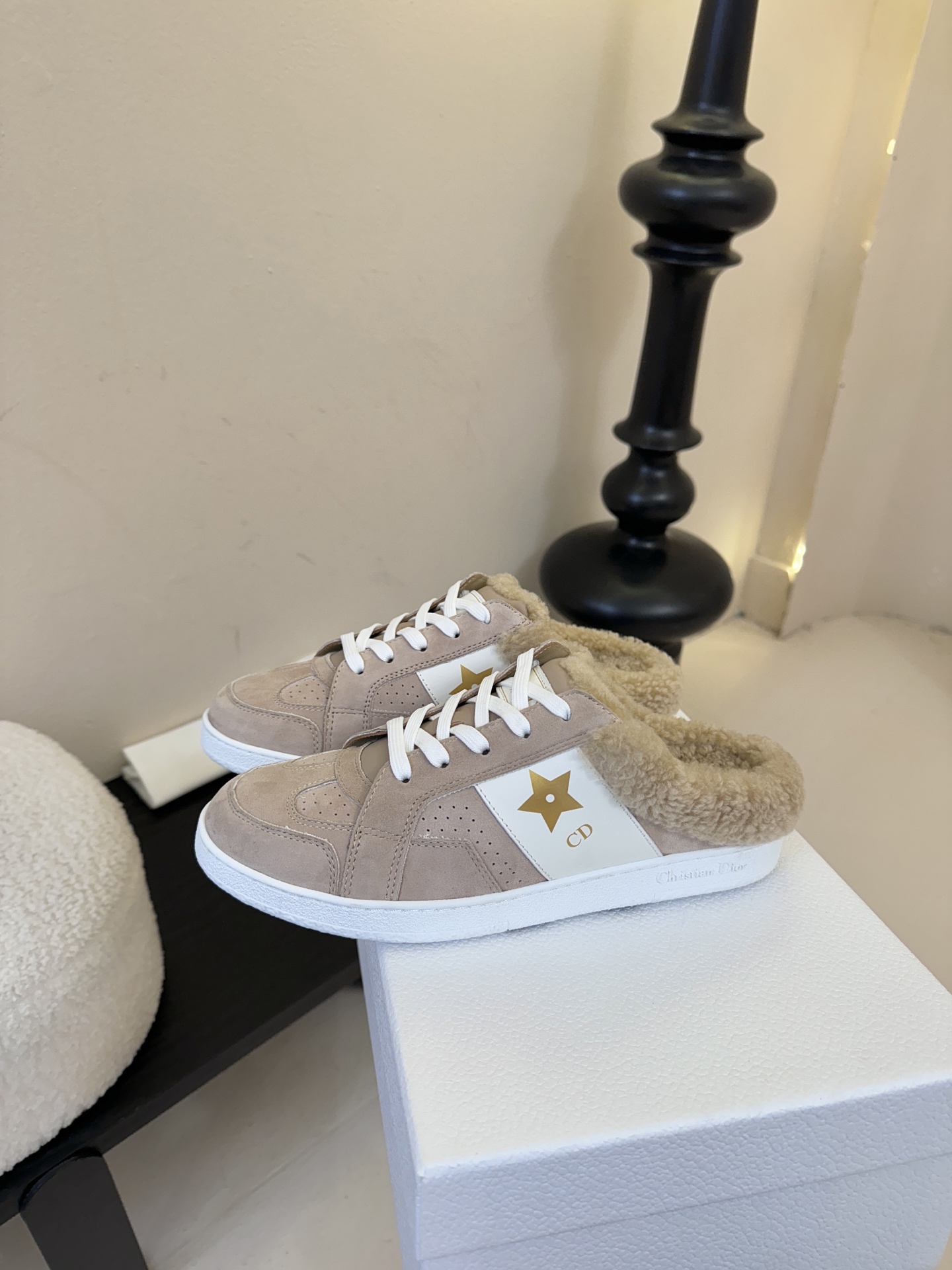 Dior 迪奥 25全新休闲运动鞋‘以牛皮革和网眼织物制作，轻盈透气。侧边的CD字母非常有Dior辩识度