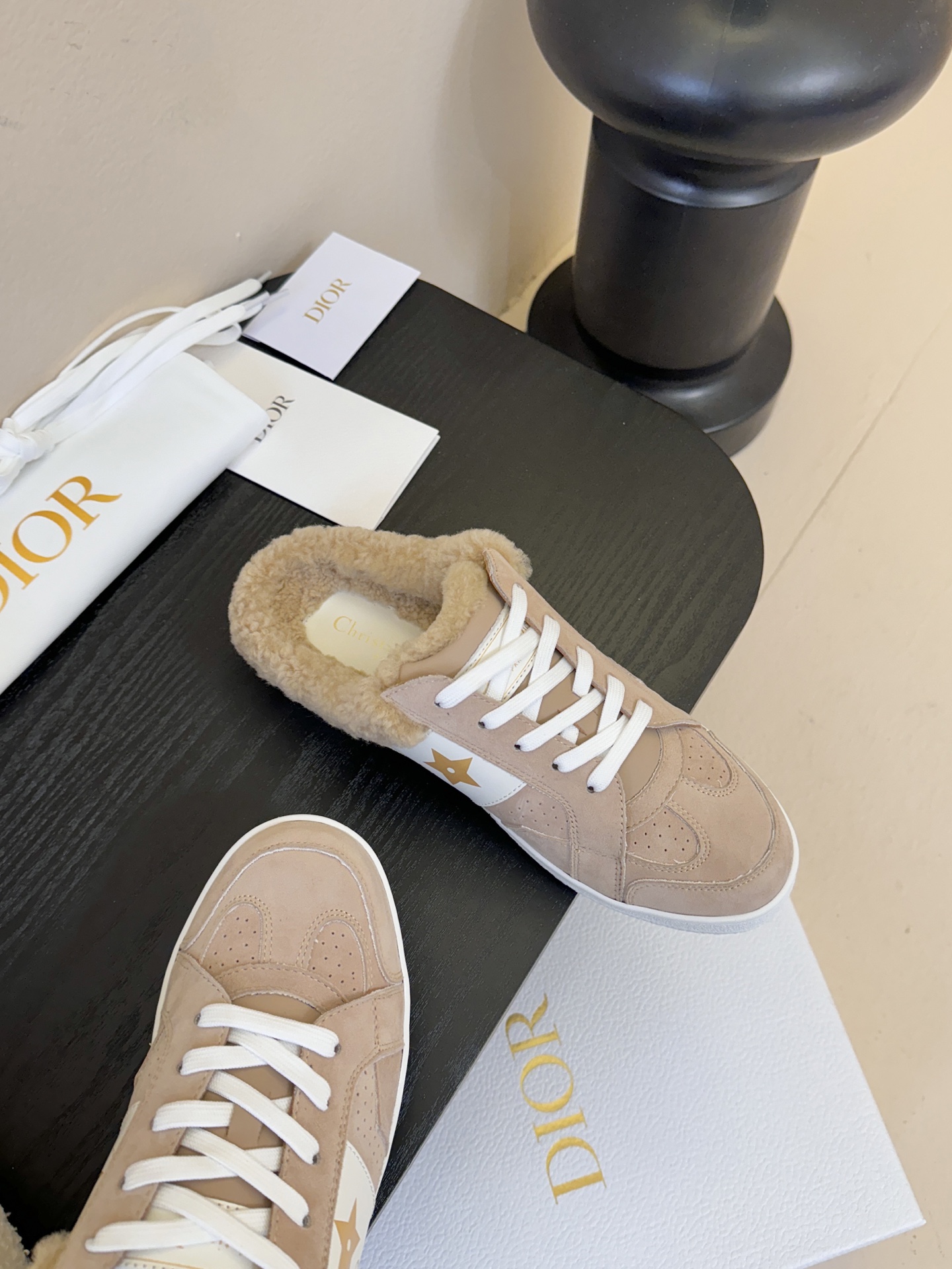 Dior 迪奥 25全新休闲运动鞋‘以牛皮革和网眼织物制作，轻盈透气。侧边的CD字母非常有Dior辩识度