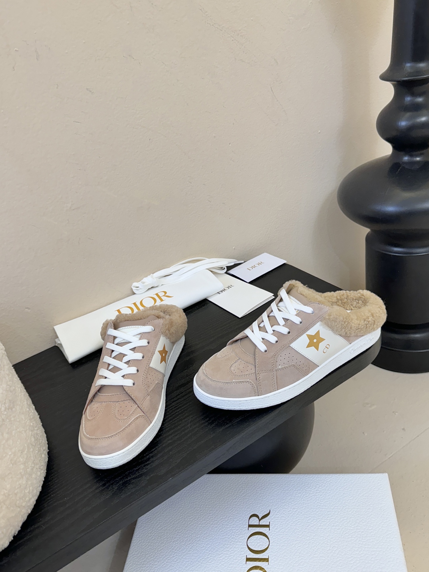 Dior 迪奥 25全新休闲运动鞋‘以牛皮革和网眼织物制作，轻盈透气。侧边的CD字母非常有Dior辩识度