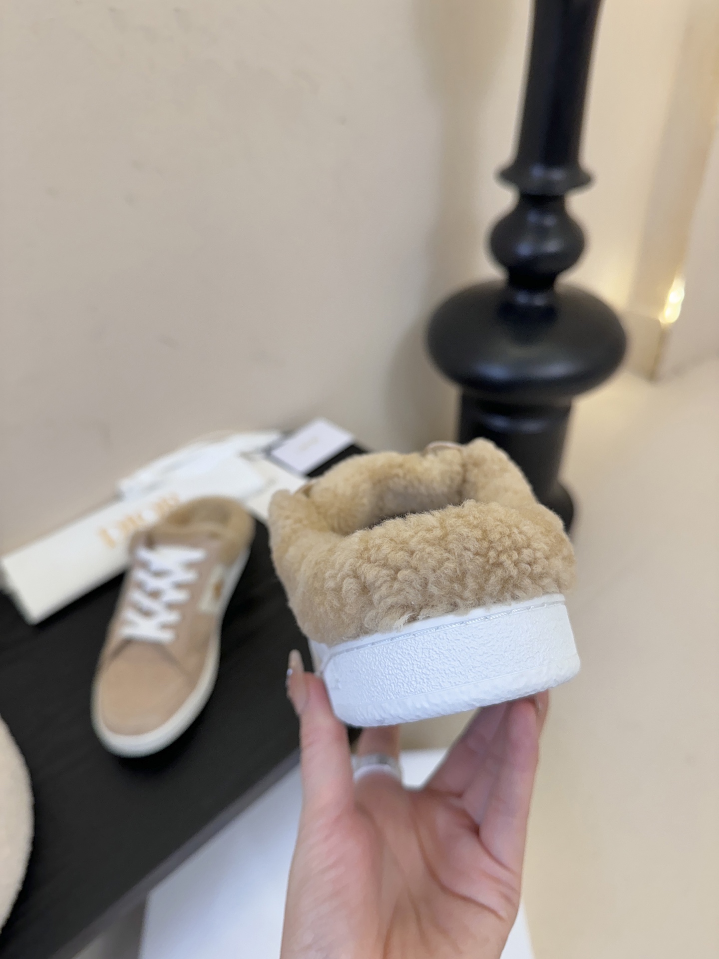 Dior 迪奥 25全新休闲运动鞋‘以牛皮革和网眼织物制作，轻盈透气。侧边的CD字母非常有Dior辩识度