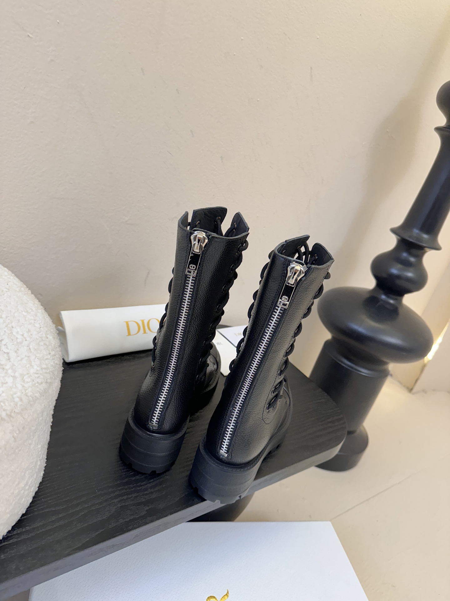 Dior 迪奥 25新款 系带马丁靴 短靴 25早春成衣系列新品，彰显高订魅力。黑色橡胶效果牛皮革筒形设