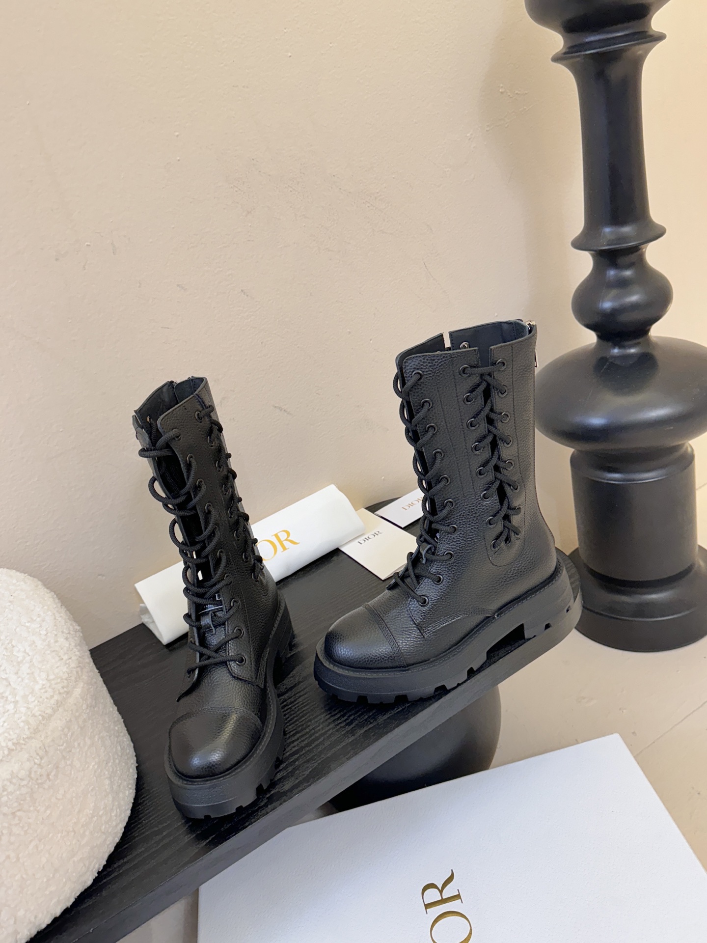 Dior 迪奥 25新款 系带马丁靴 短靴 25早春成衣系列新品，彰显高订魅力。黑色橡胶效果牛皮革筒形设