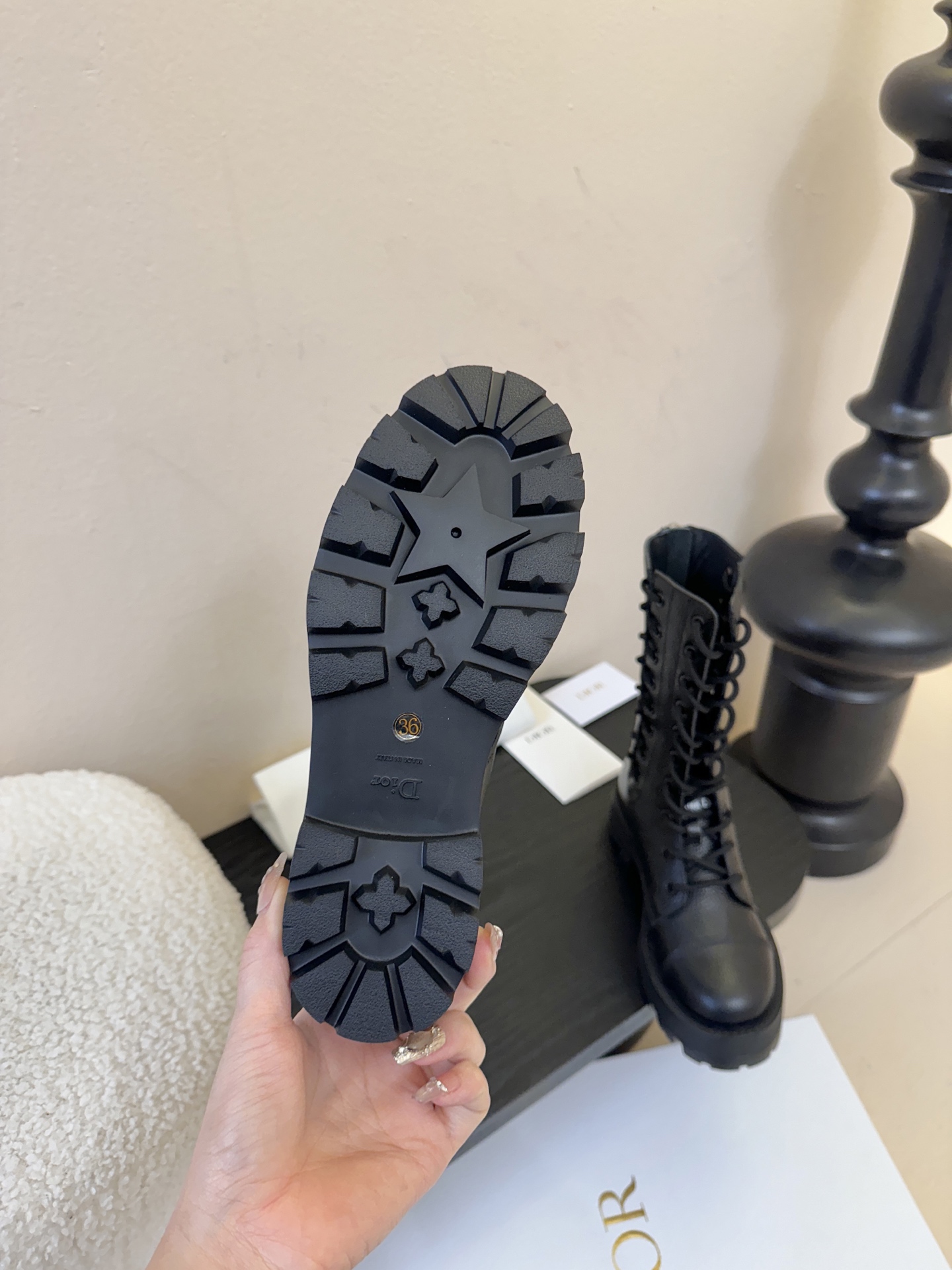 Dior 迪奥 25新款 系带马丁靴 短靴 25早春成衣系列新品，彰显高订魅力。黑色橡胶效果牛皮革筒形设