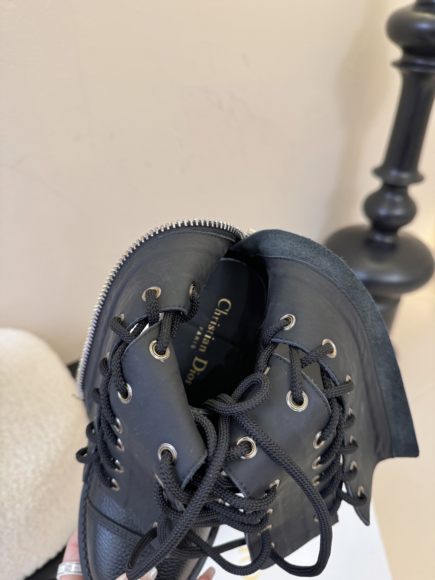 Dior 迪奥 25新款 系带马丁靴 短靴 25早春成衣系列新品，彰显高订魅力。黑色橡胶效果牛皮革筒形设