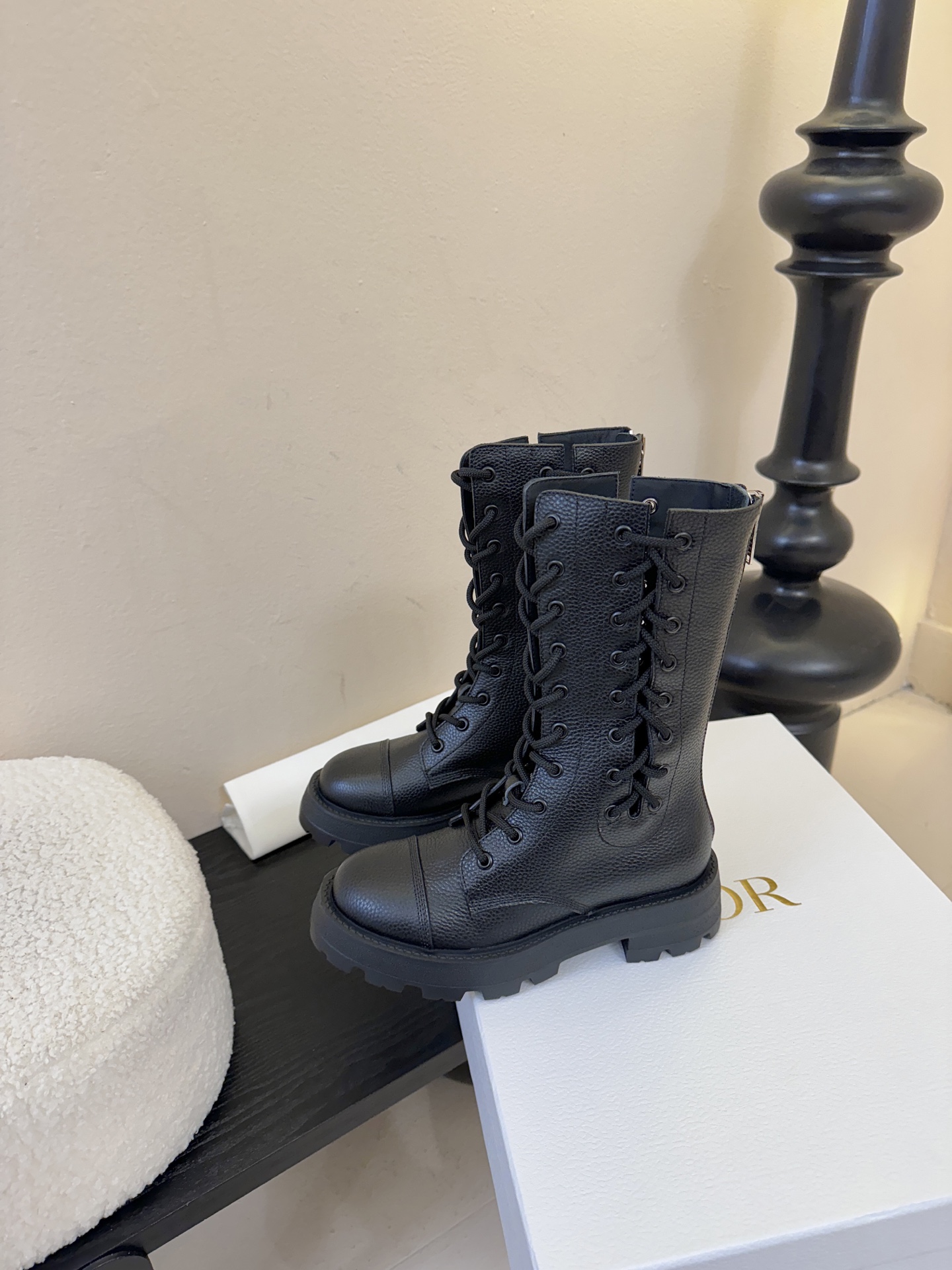 Dior 迪奥 25新款 系带马丁靴 短靴 25早春成衣系列新品，彰显高订魅力。黑色橡胶效果牛皮革筒形设