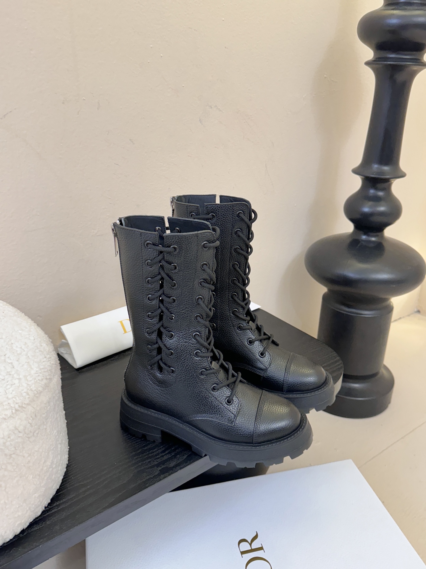 Dior 迪奥 25新款 系带马丁靴 短靴 25早春成衣系列新品，彰显高订魅力。黑色橡胶效果牛皮革筒形设