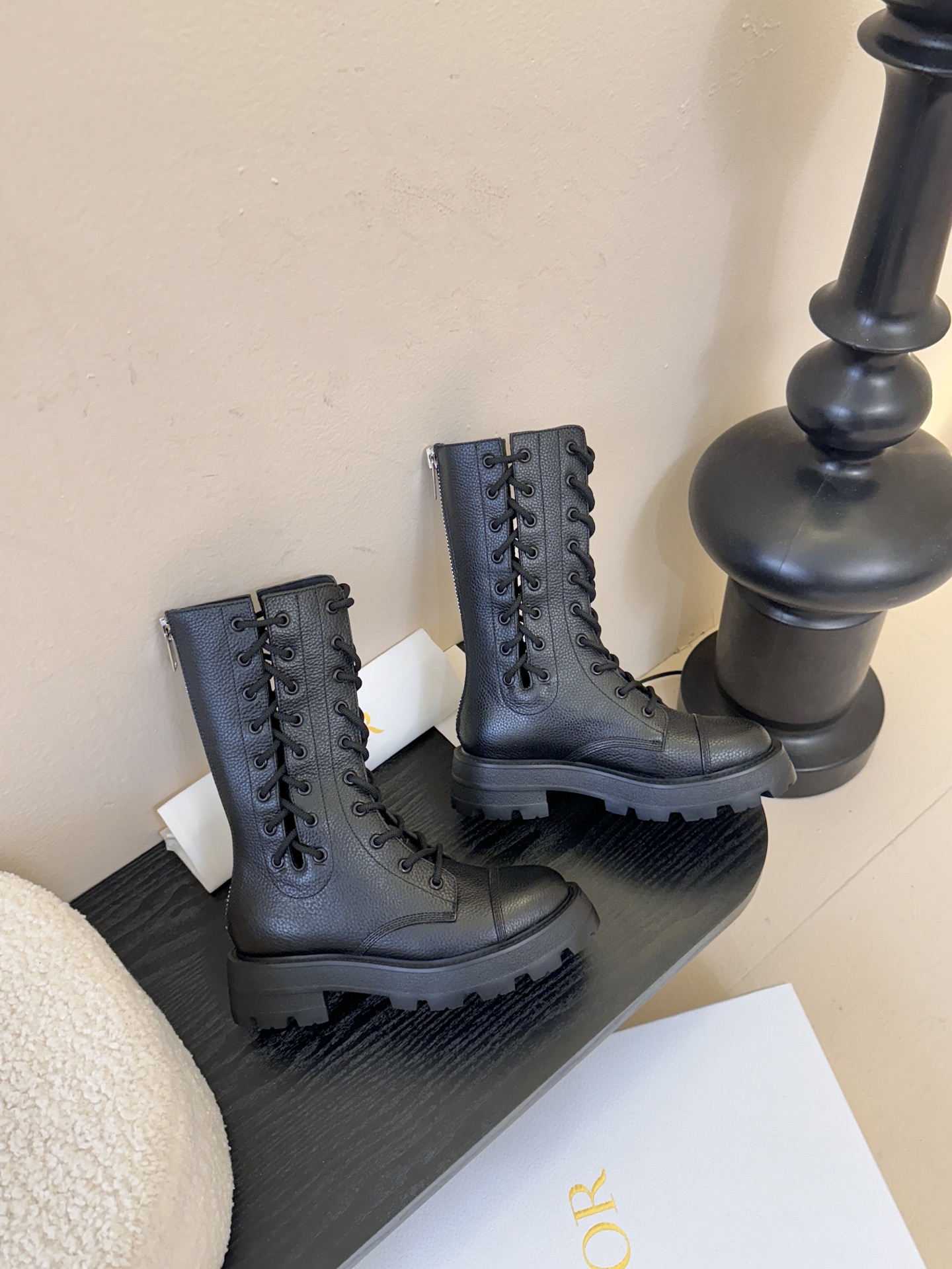 Dior 迪奥 25新款 系带马丁靴 短靴 25早春成衣系列新品，彰显高订魅力。黑色橡胶效果牛皮革筒形设