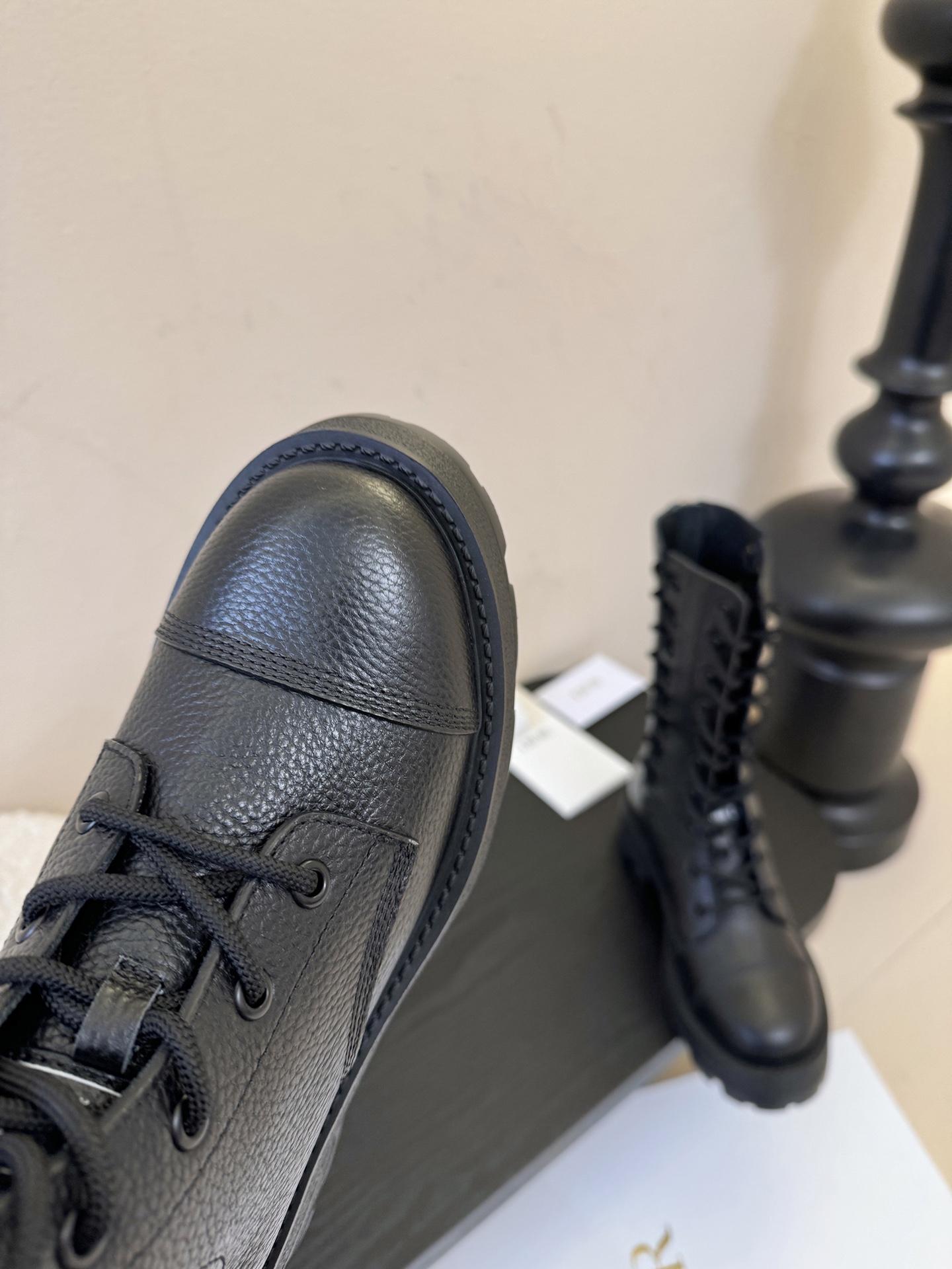 Dior 迪奥 25新款 系带马丁靴 短靴 25早春成衣系列新品，彰显高订魅力。黑色橡胶效果牛皮革筒形设