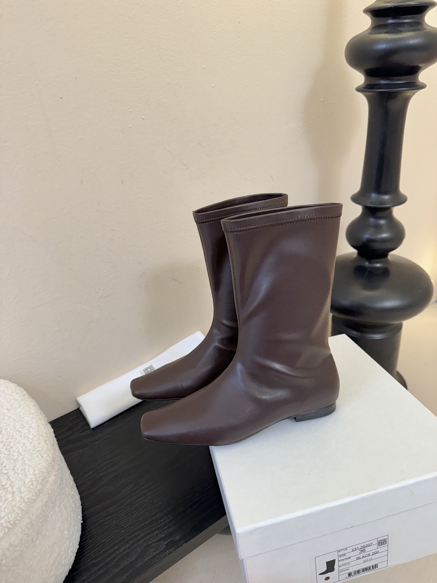 TOTEM* 𝟐𝟓𝐀𝐖新品先锋感尖头短靴｜把“小众高级”焊在穿搭DNA里极简皮革裁出凌厉尖头 利落廓形自