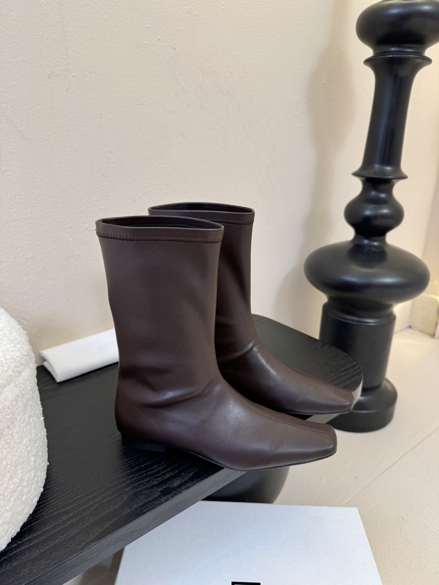 TOTEM* 𝟐𝟓𝐀𝐖新品先锋感尖头短靴｜把“小众高级”焊在穿搭DNA里极简皮革裁出凌厉尖头 利落廓形自