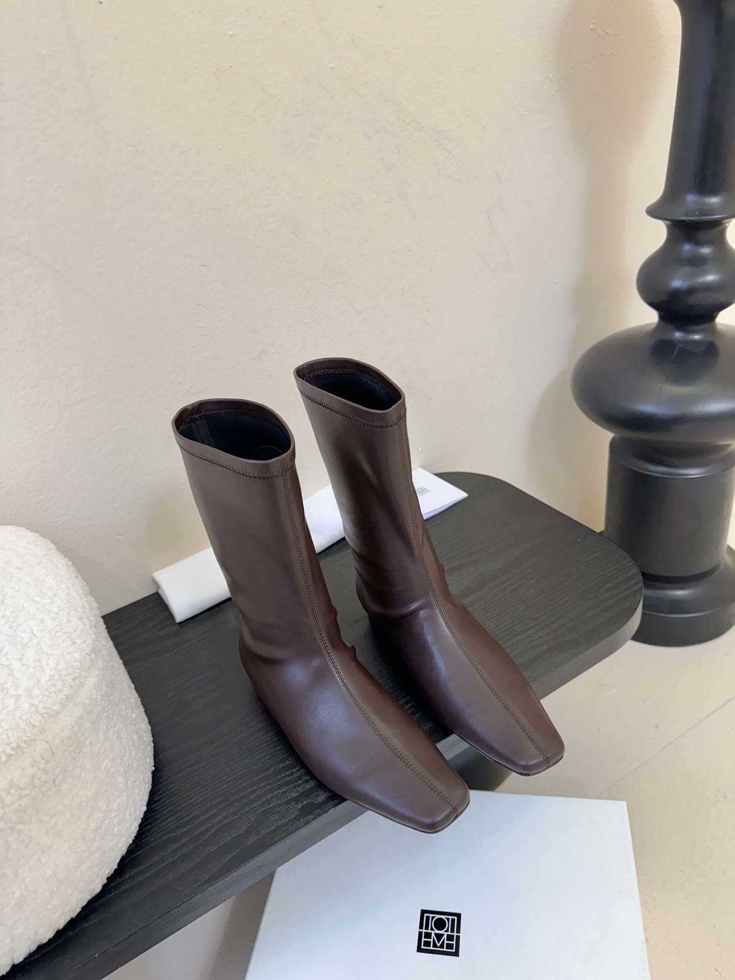 TOTEM* 𝟐𝟓𝐀𝐖新品先锋感尖头短靴｜把“小众高级”焊在穿搭DNA里极简皮革裁出凌厉尖头 利落廓形自