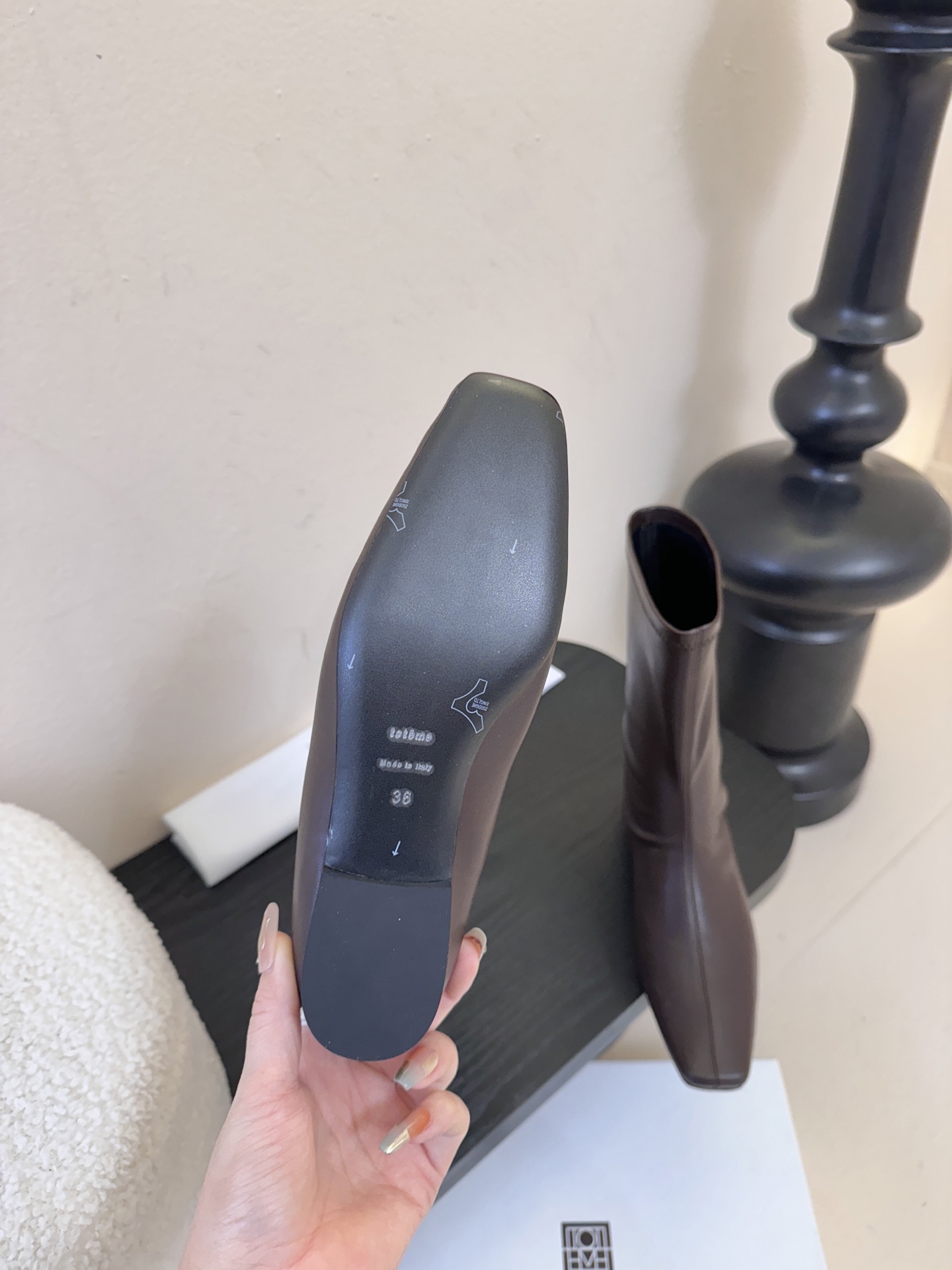 TOTEM* 𝟐𝟓𝐀𝐖新品先锋感尖头短靴｜把“小众高级”焊在穿搭DNA里极简皮革裁出凌厉尖头 利落廓形自