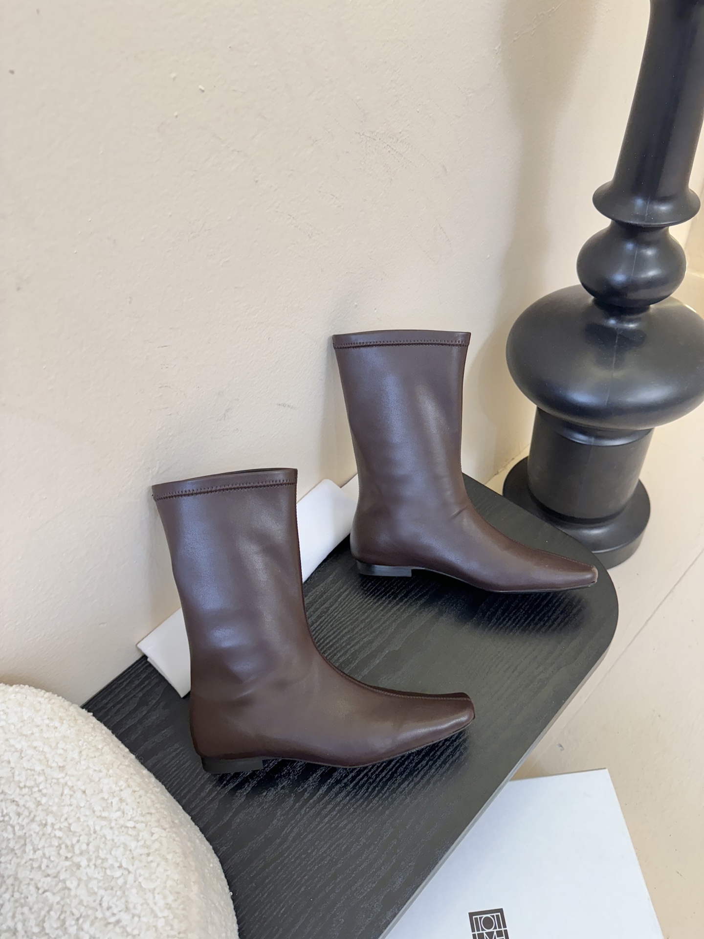 TOTEM* 𝟐𝟓𝐀𝐖新品先锋感尖头短靴｜把“小众高级”焊在穿搭DNA里极简皮革裁出凌厉尖头 利落廓形自